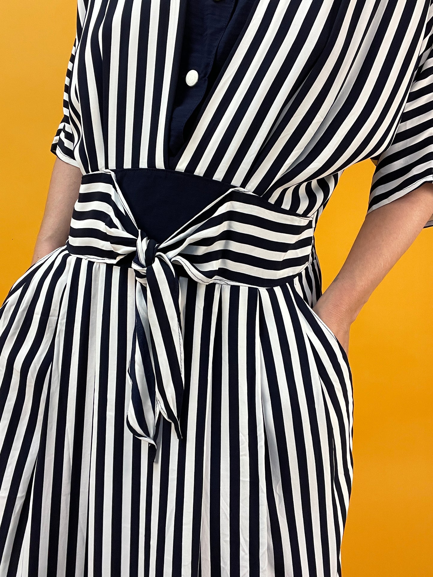 Elegantes 80s Sommerkleid im maritimen Streifenlook