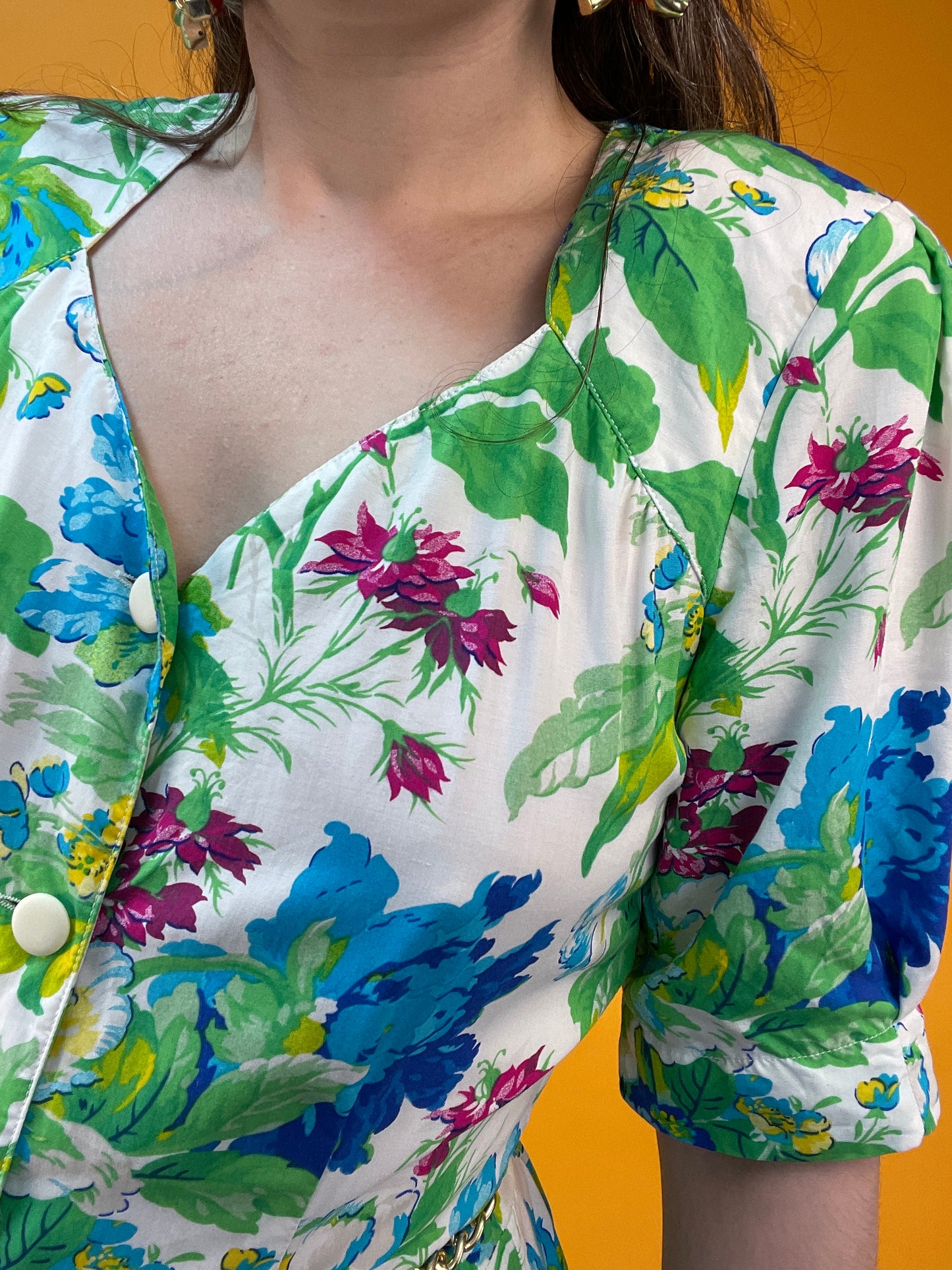 Süßes 90s Blümchenkleid in frischen Grüntönen