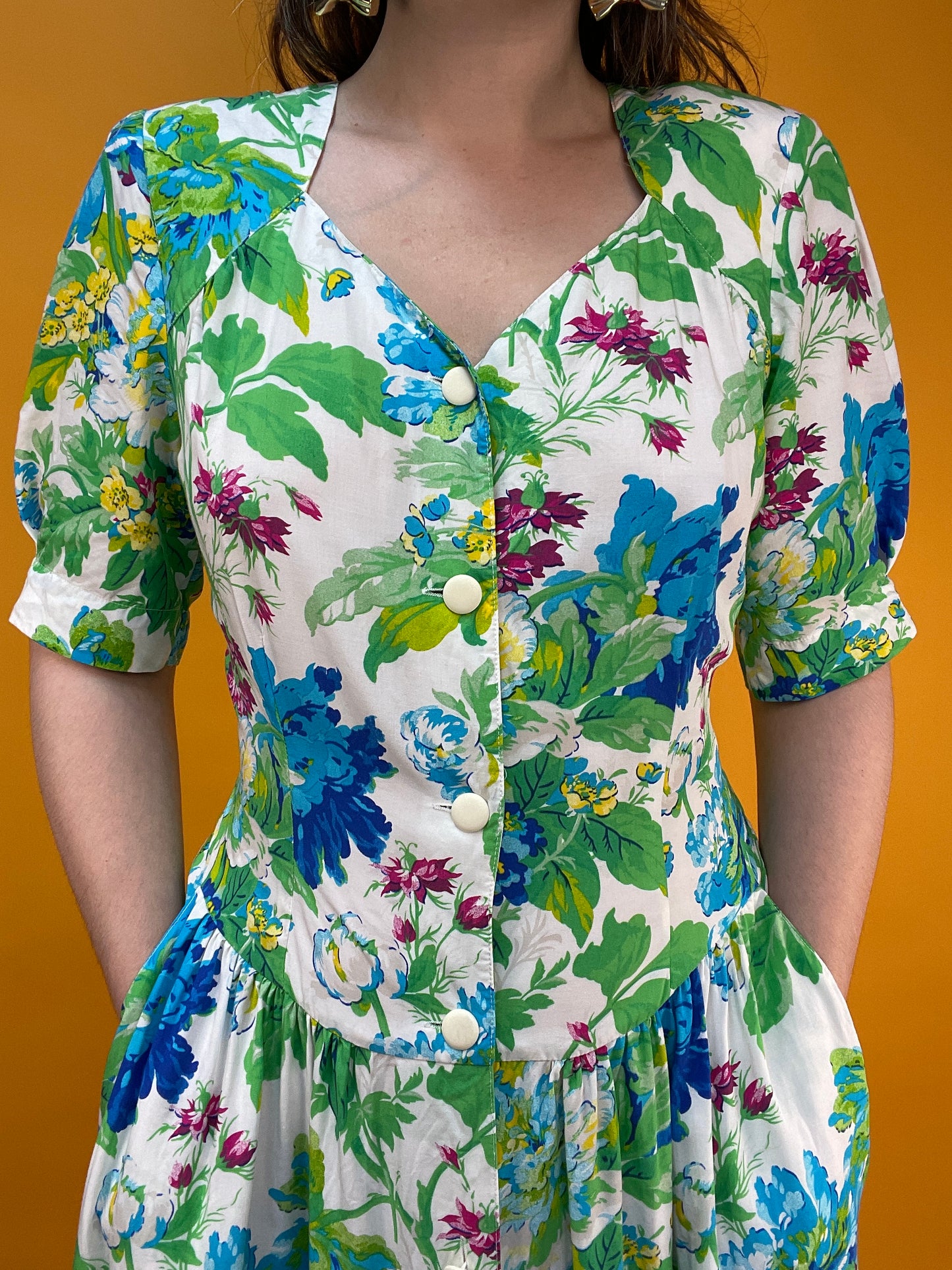 Süßes 90s Blümchenkleid in frischen Grüntönen