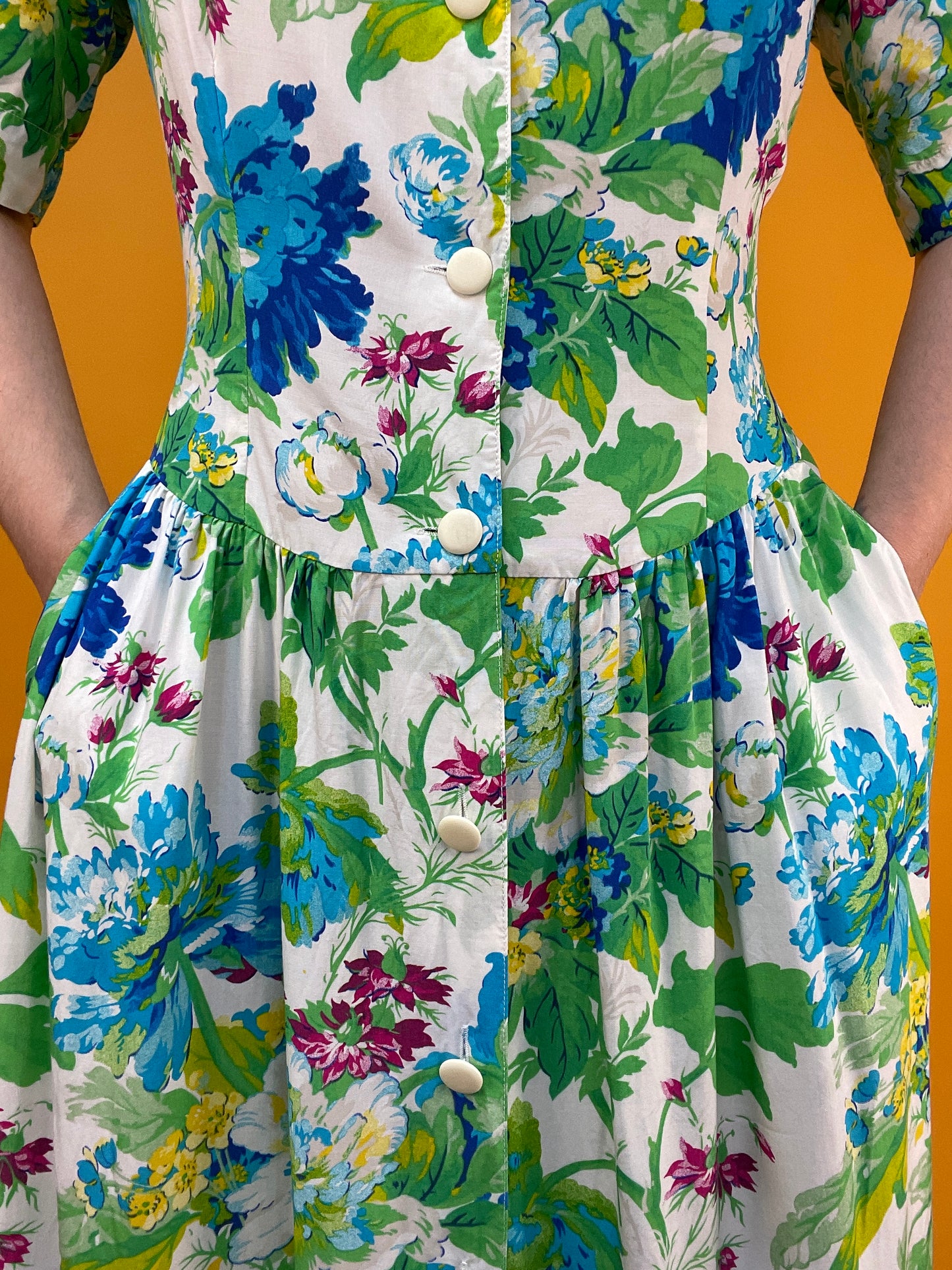 Süßes 90s Blümchenkleid in frischen Grüntönen