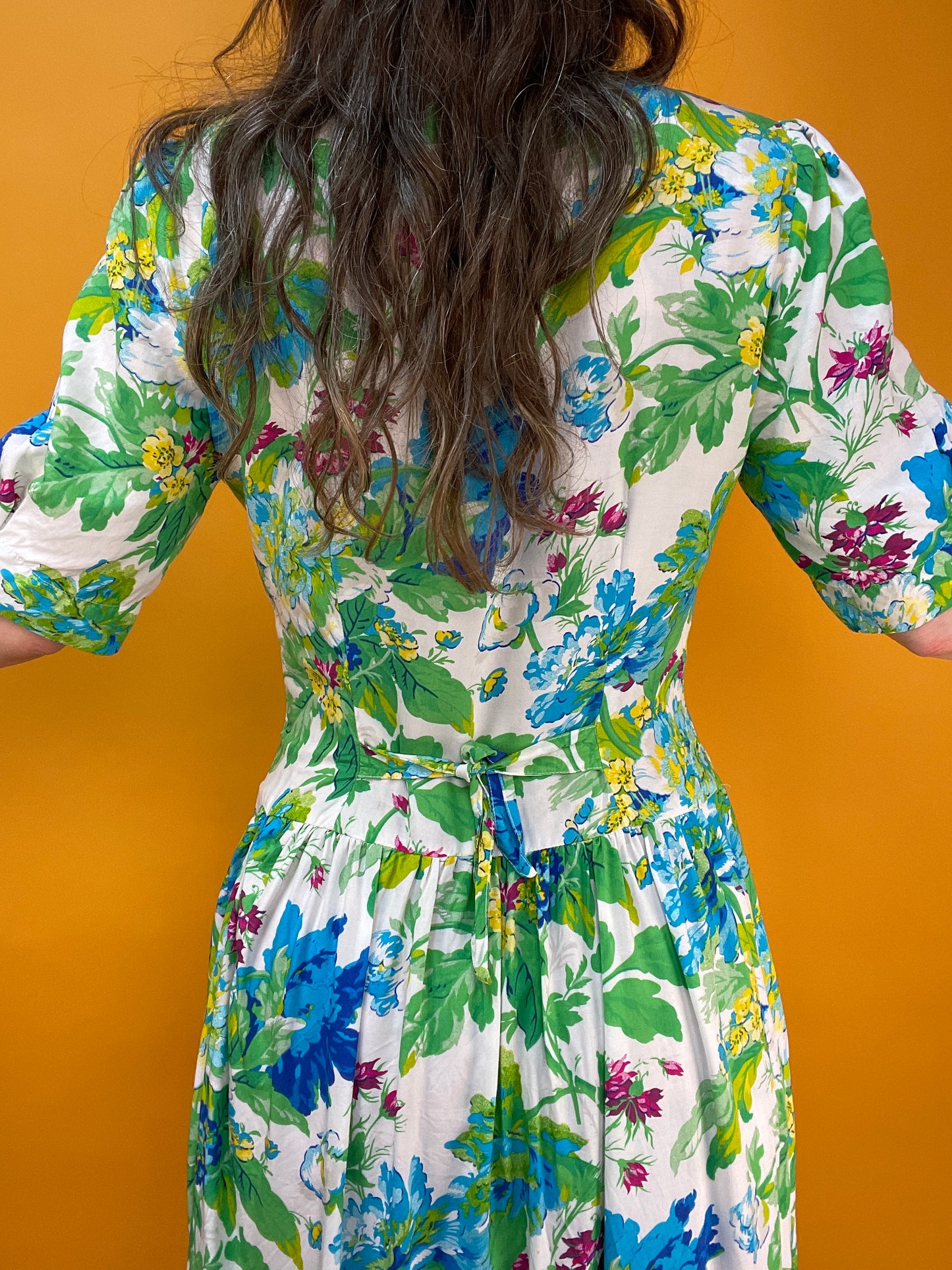 Süßes 90s Blümchenkleid in frischen Grüntönen