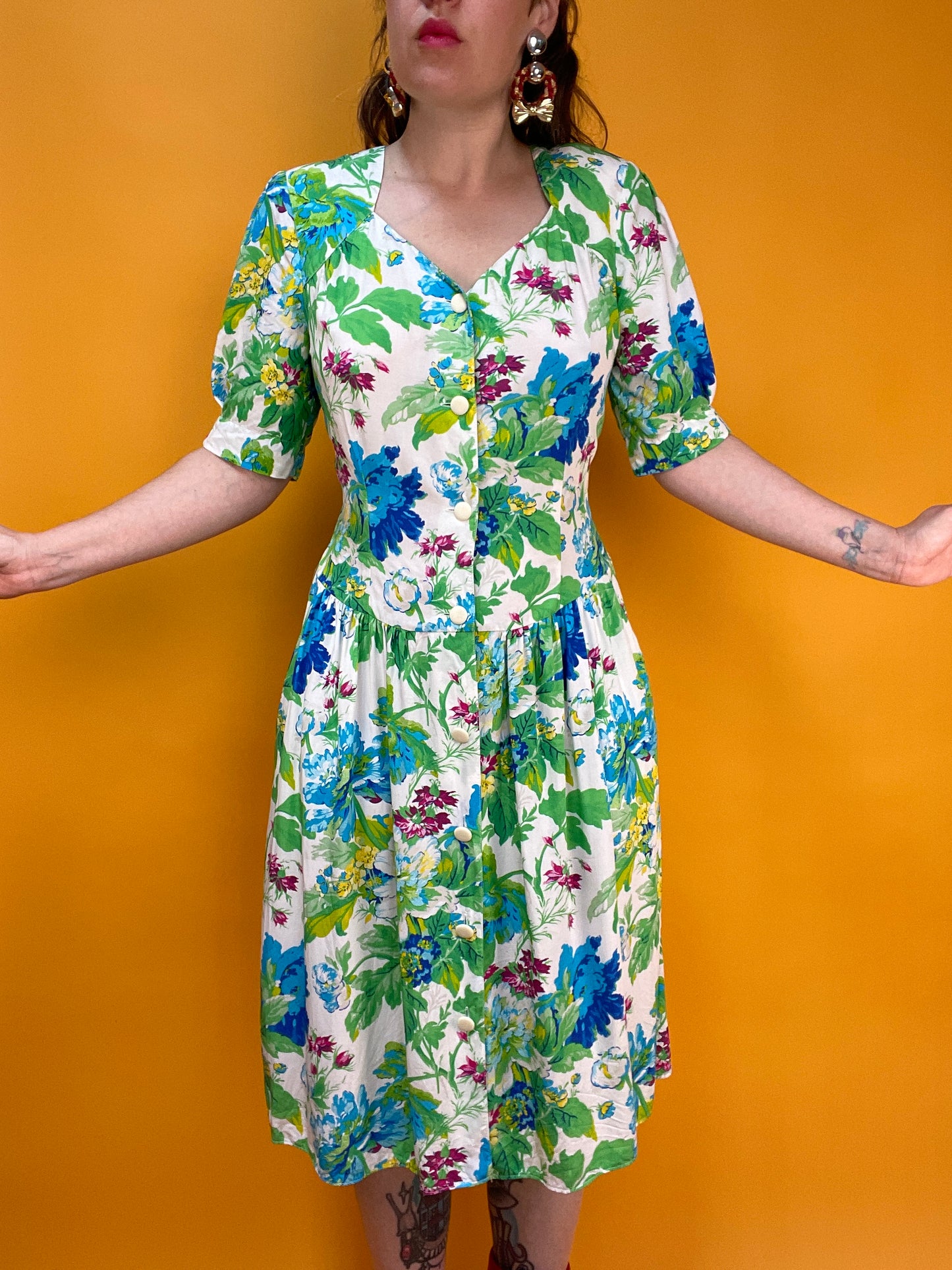 Süßes 90s Blümchenkleid in frischen Grüntönen