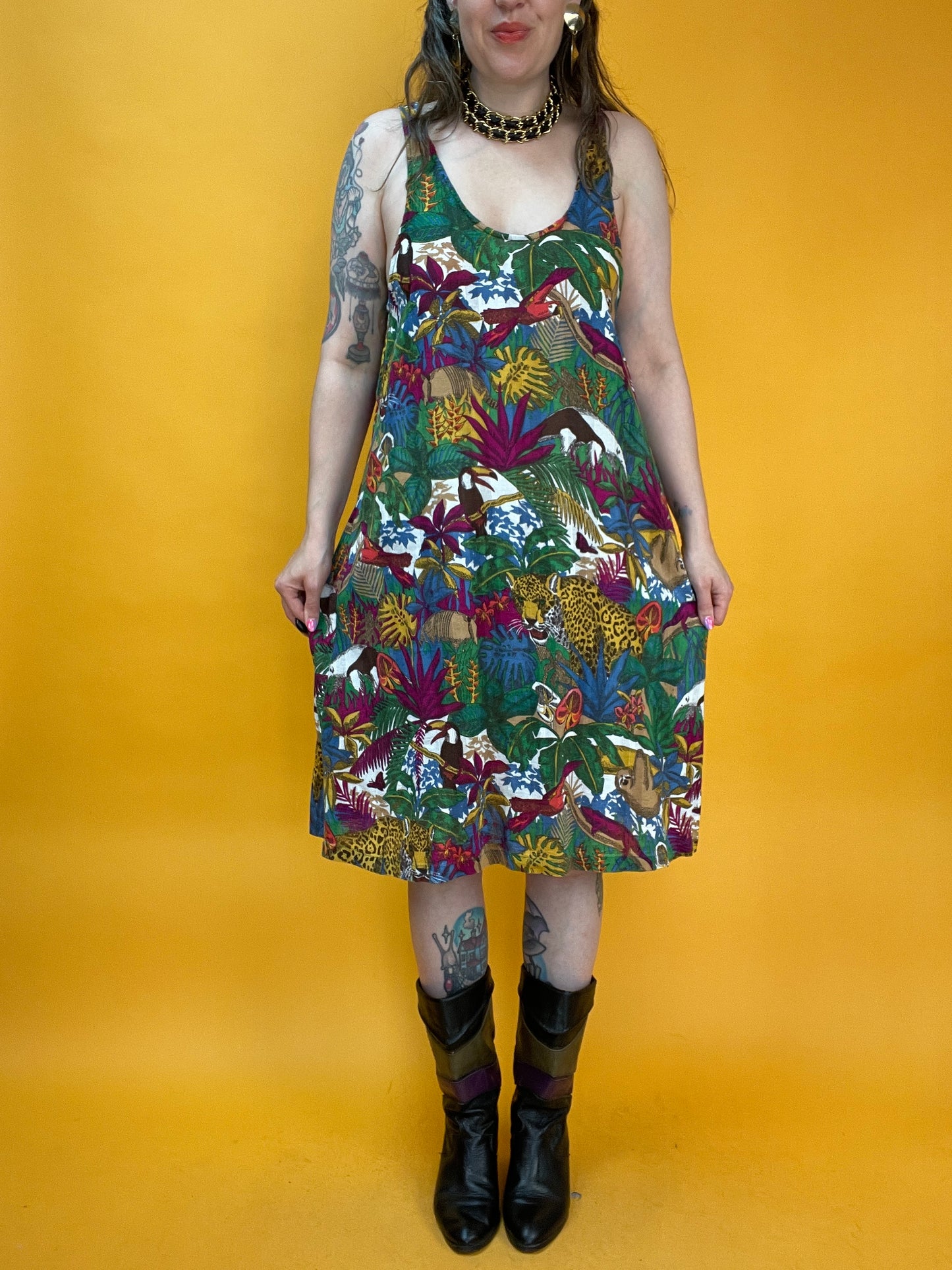 Hängerchen mit all-over Print aus exotischen Tieren und Pflanzen