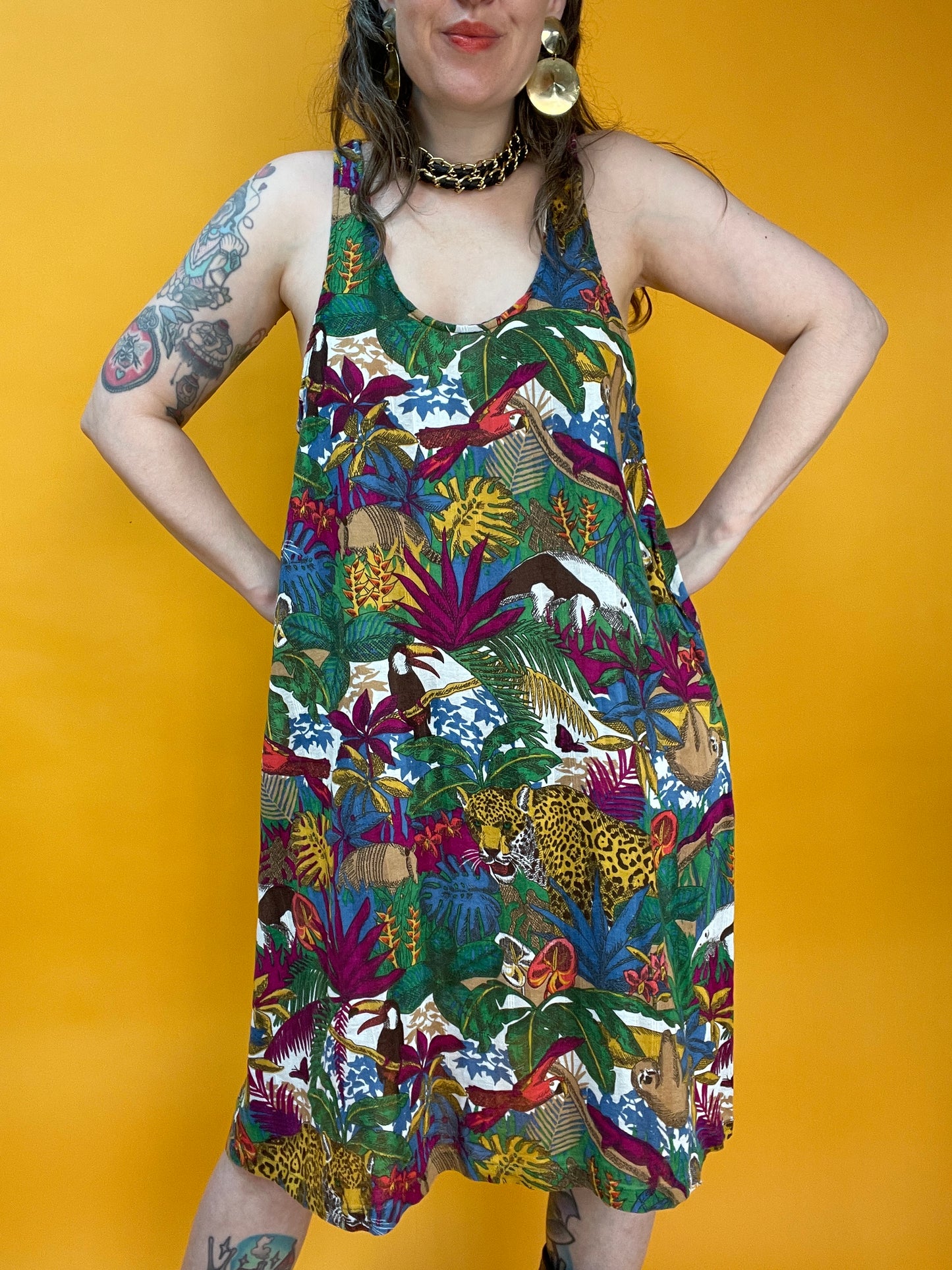 Hängerchen mit all-over Print aus exotischen Tieren und Pflanzen