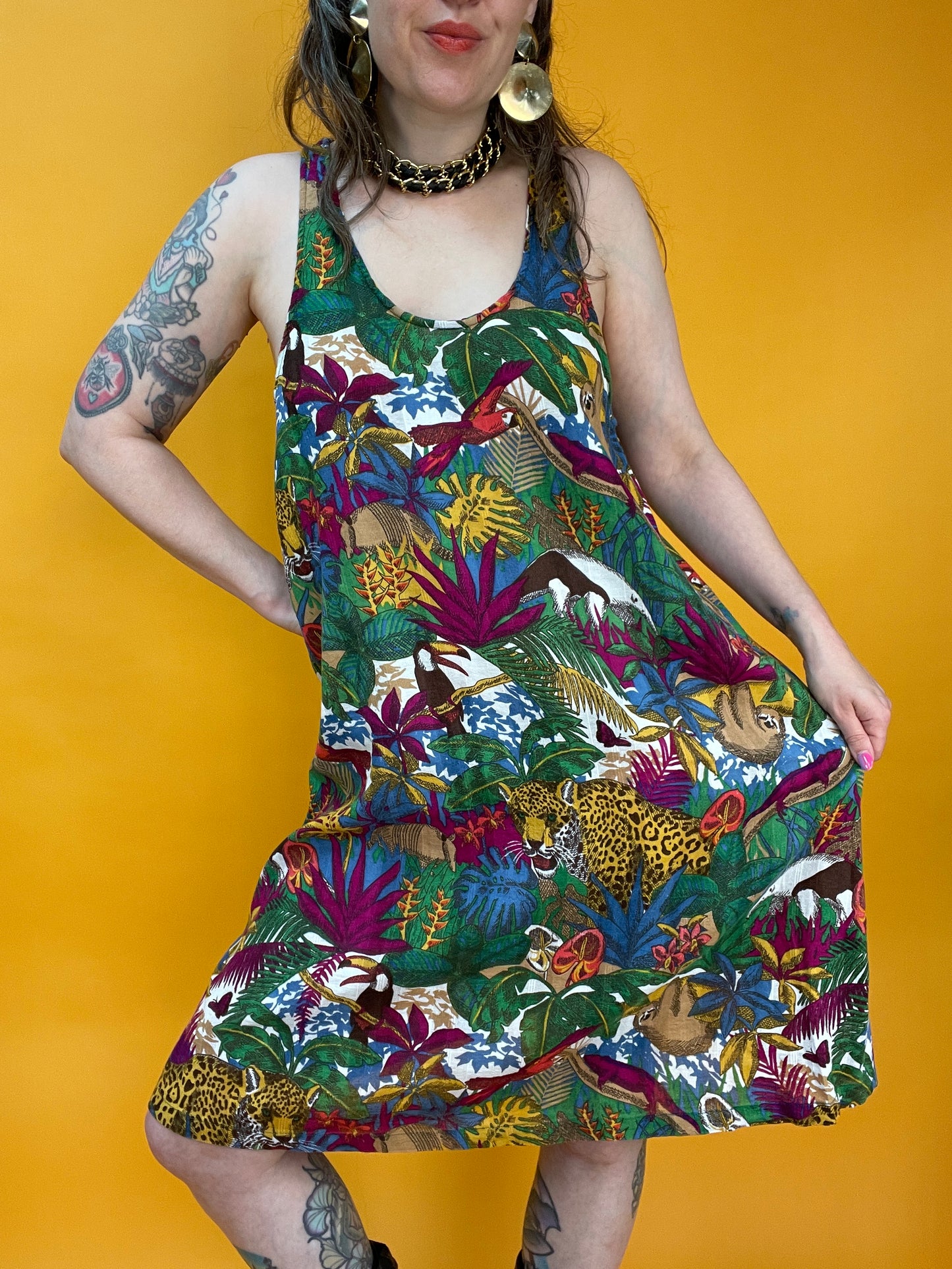 Hängerchen mit all-over Print aus exotischen Tieren und Pflanzen