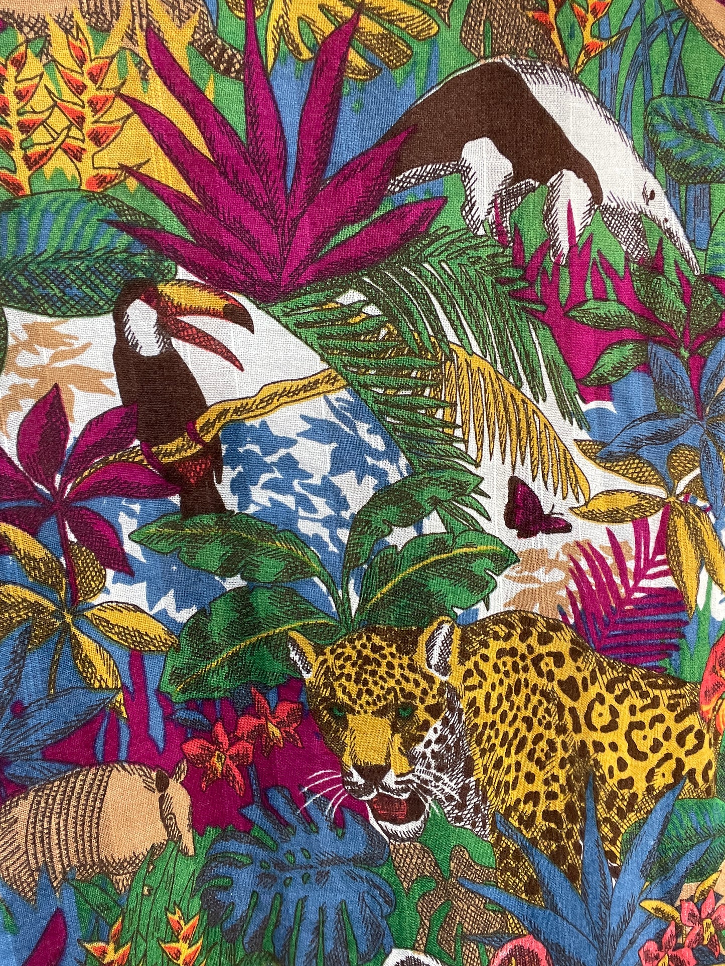 Hängerchen mit all-over Print aus exotischen Tieren und Pflanzen