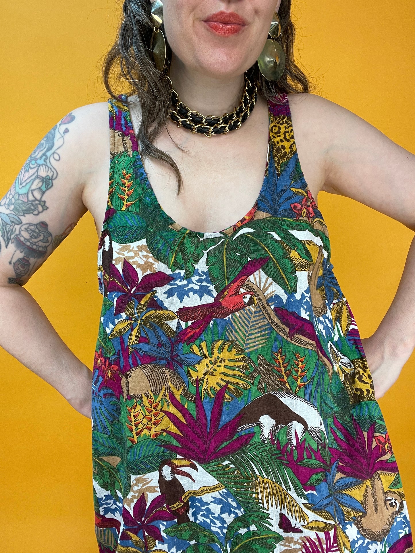 Hängerchen mit all-over Print aus exotischen Tieren und Pflanzen