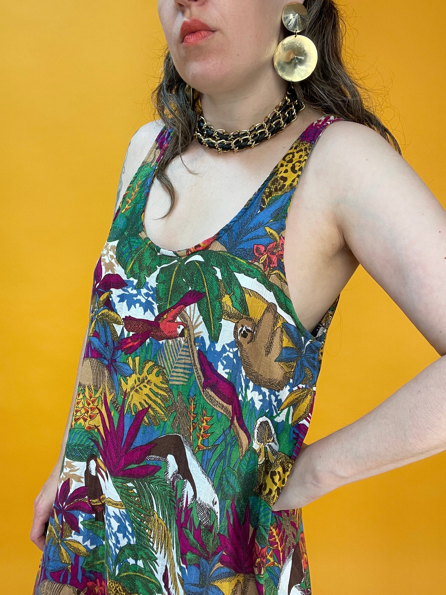Hängerchen mit all-over Print aus exotischen Tieren und Pflanzen