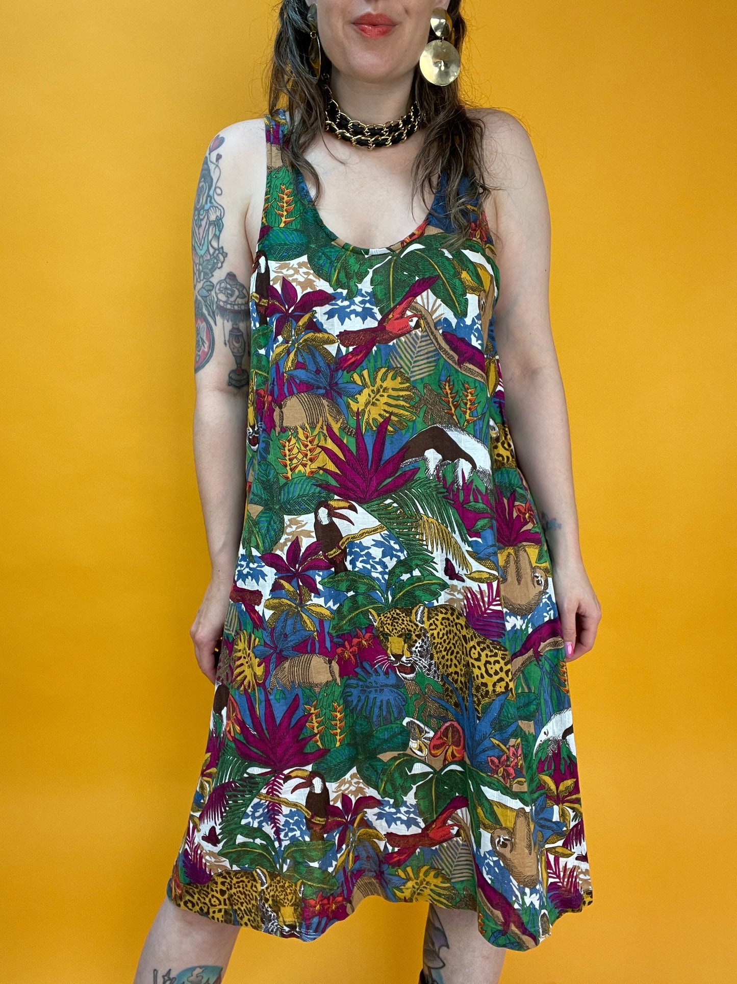 Hängerchen mit all-over Print aus exotischen Tieren und Pflanzen
