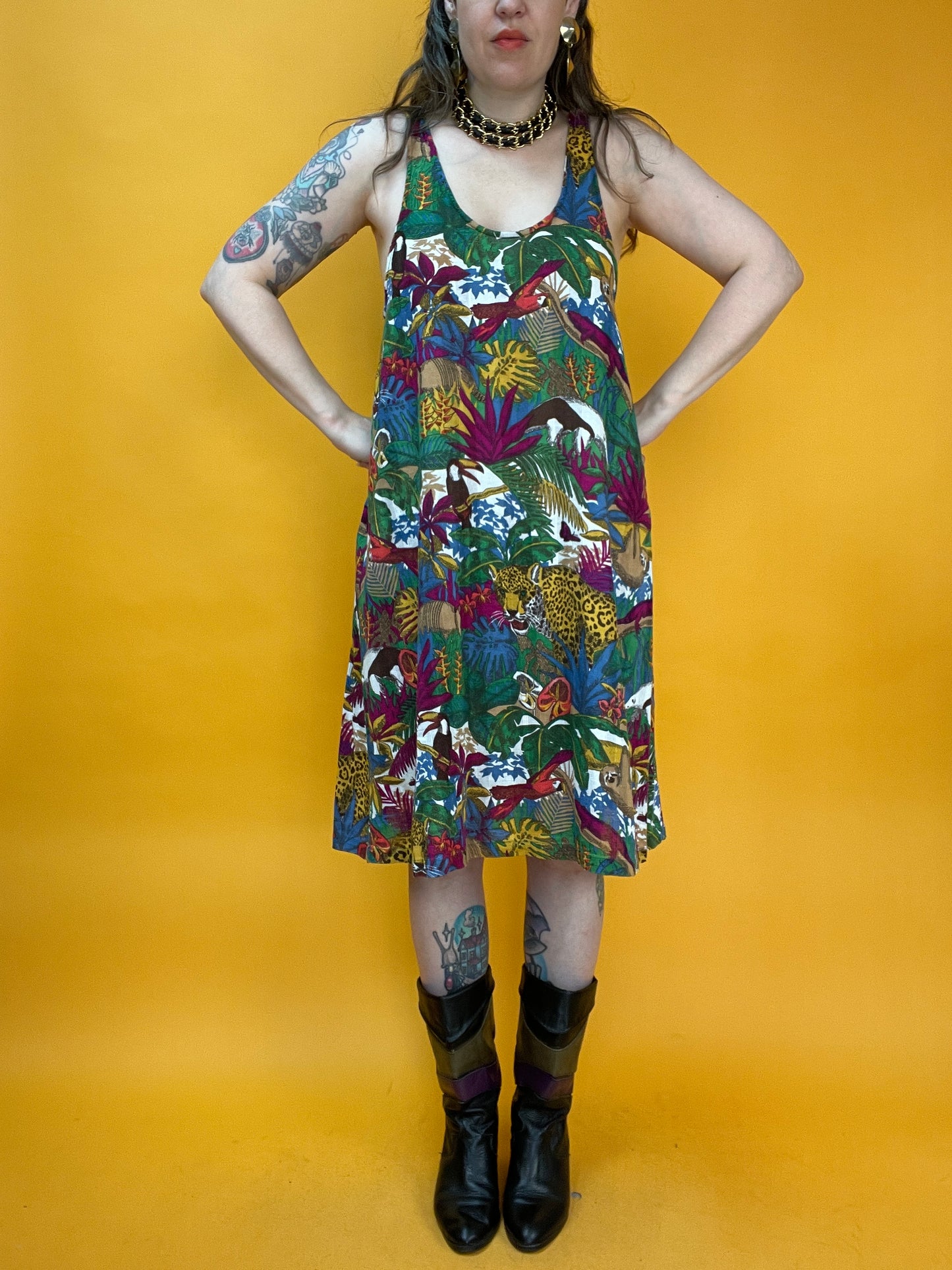 Hängerchen mit all-over Print aus exotischen Tieren und Pflanzen