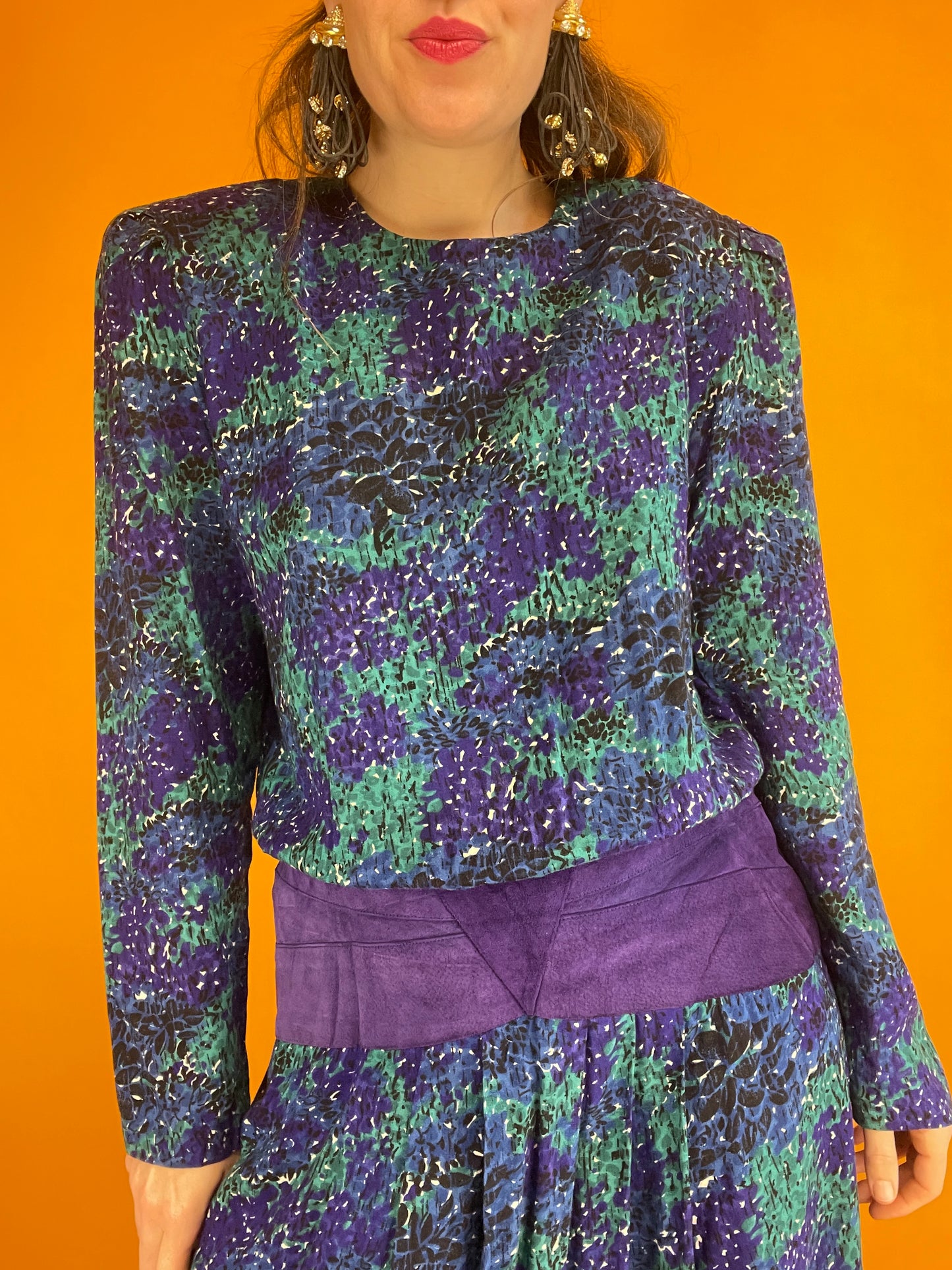 80s Blumenkleid mit lila Lederhüfte