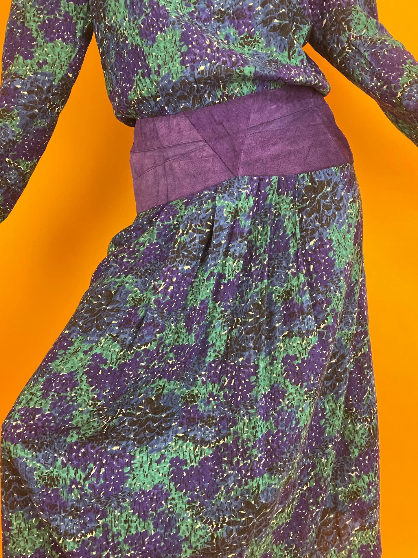80s Blumenkleid mit lila Lederhüfte