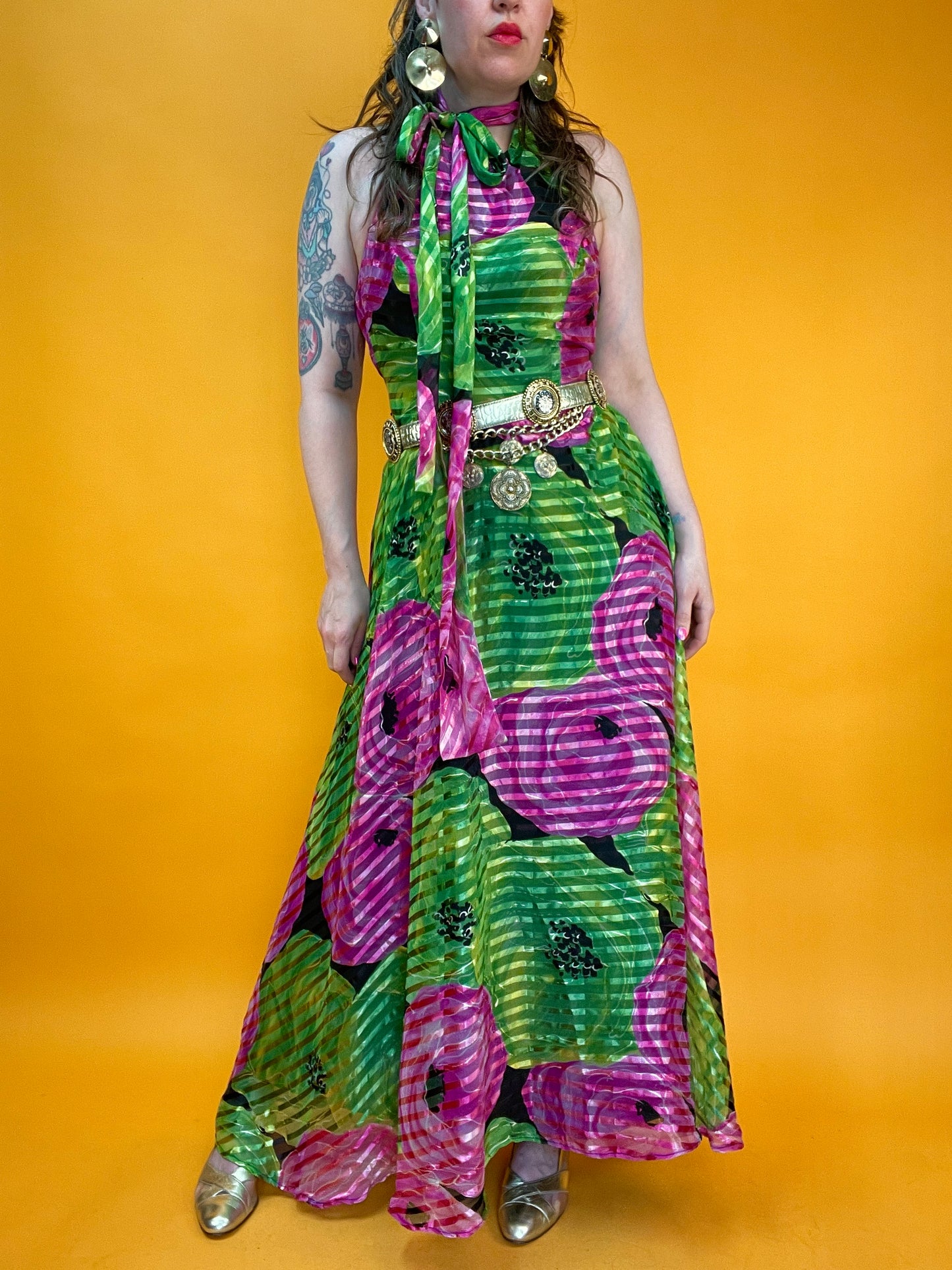 Exklusiv schimmerndes Neckholderkleid mit XXL Mohnblumenprint