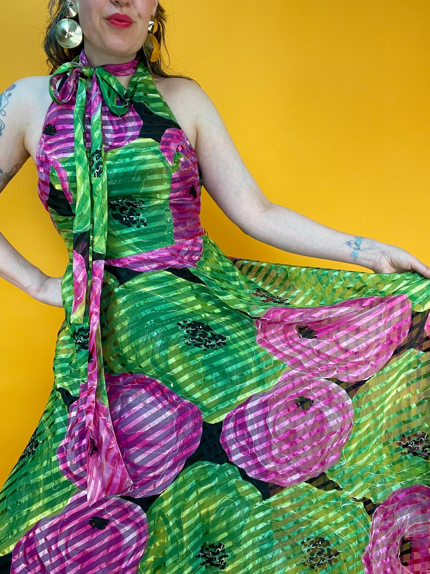 Exklusiv schimmerndes Neckholderkleid mit XXL Mohnblumenprint