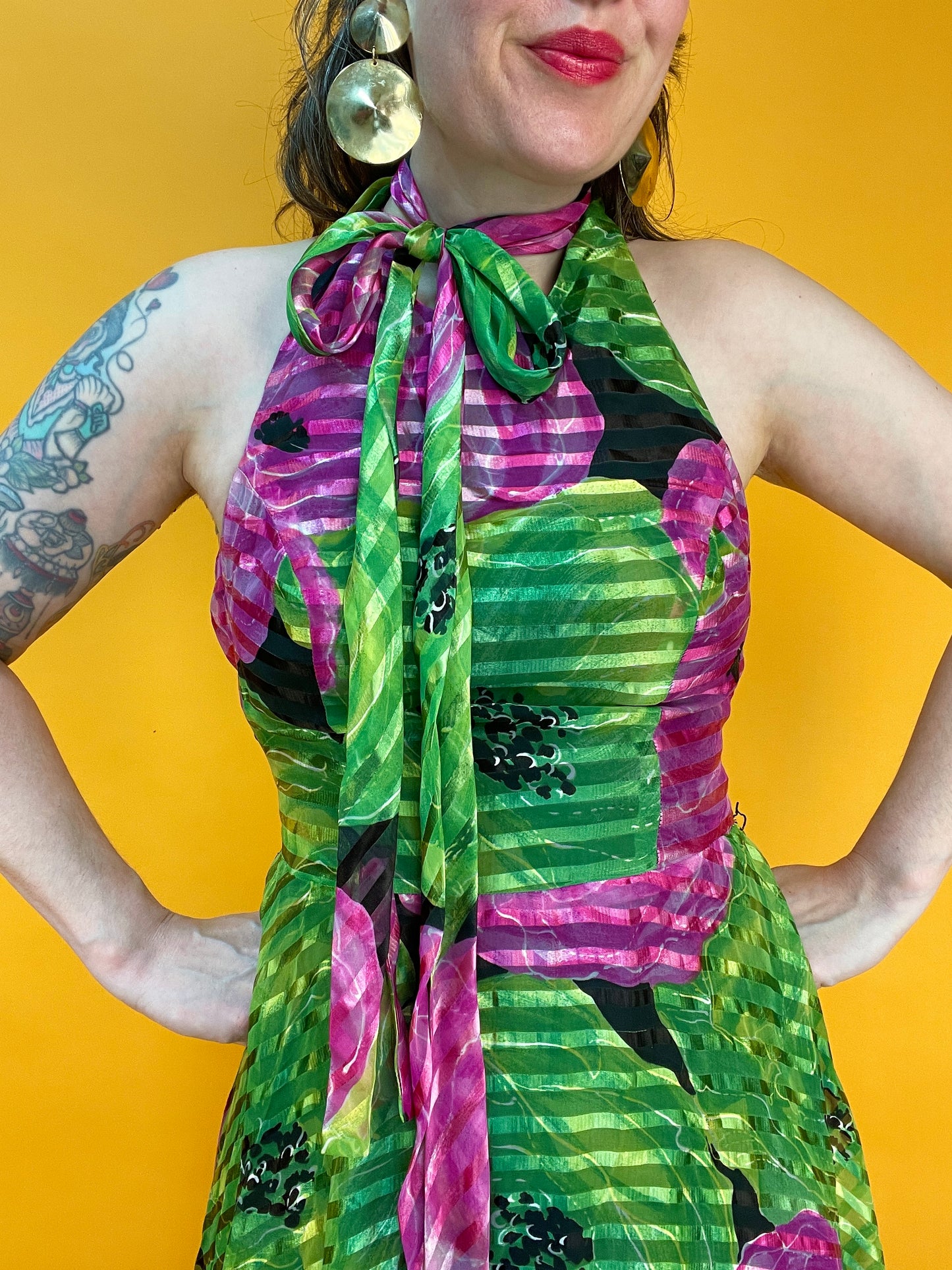 Exklusiv schimmerndes Neckholderkleid mit XXL Mohnblumenprint