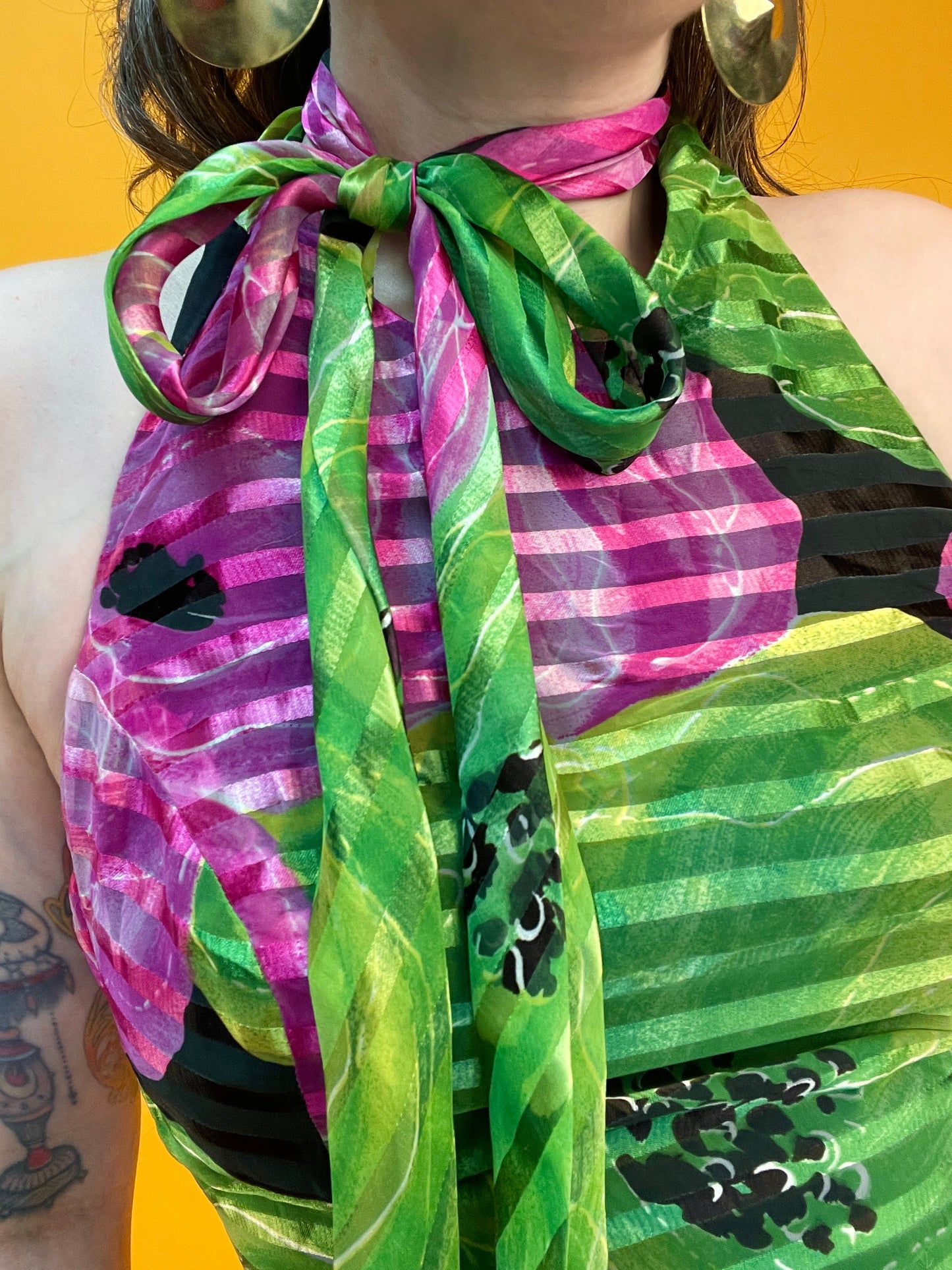 Exklusiv schimmerndes Neckholderkleid mit XXL Mohnblumenprint