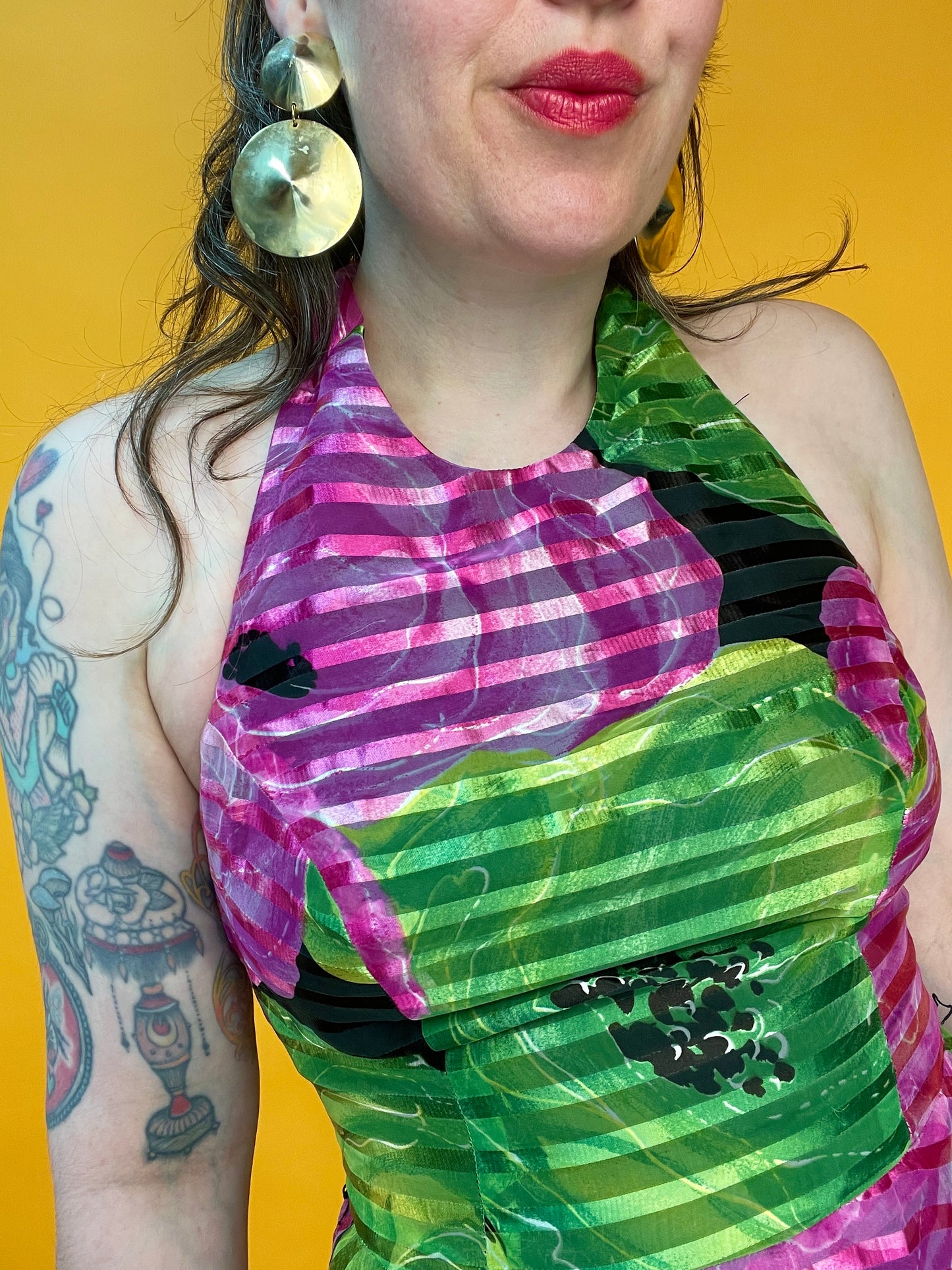 Exklusiv schimmerndes Neckholderkleid mit XXL Mohnblumenprint