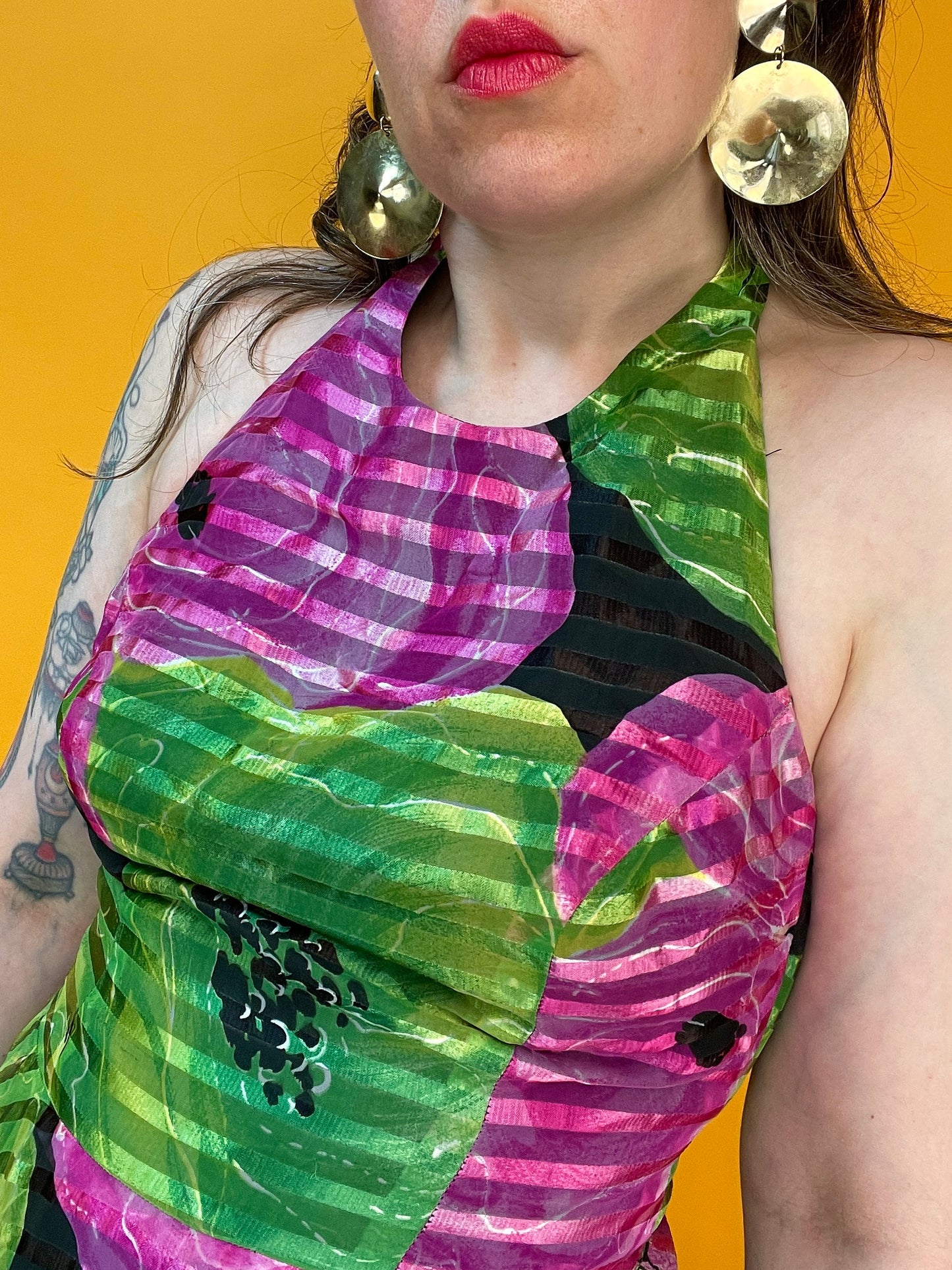 Exklusiv schimmerndes Neckholderkleid mit XXL Mohnblumenprint