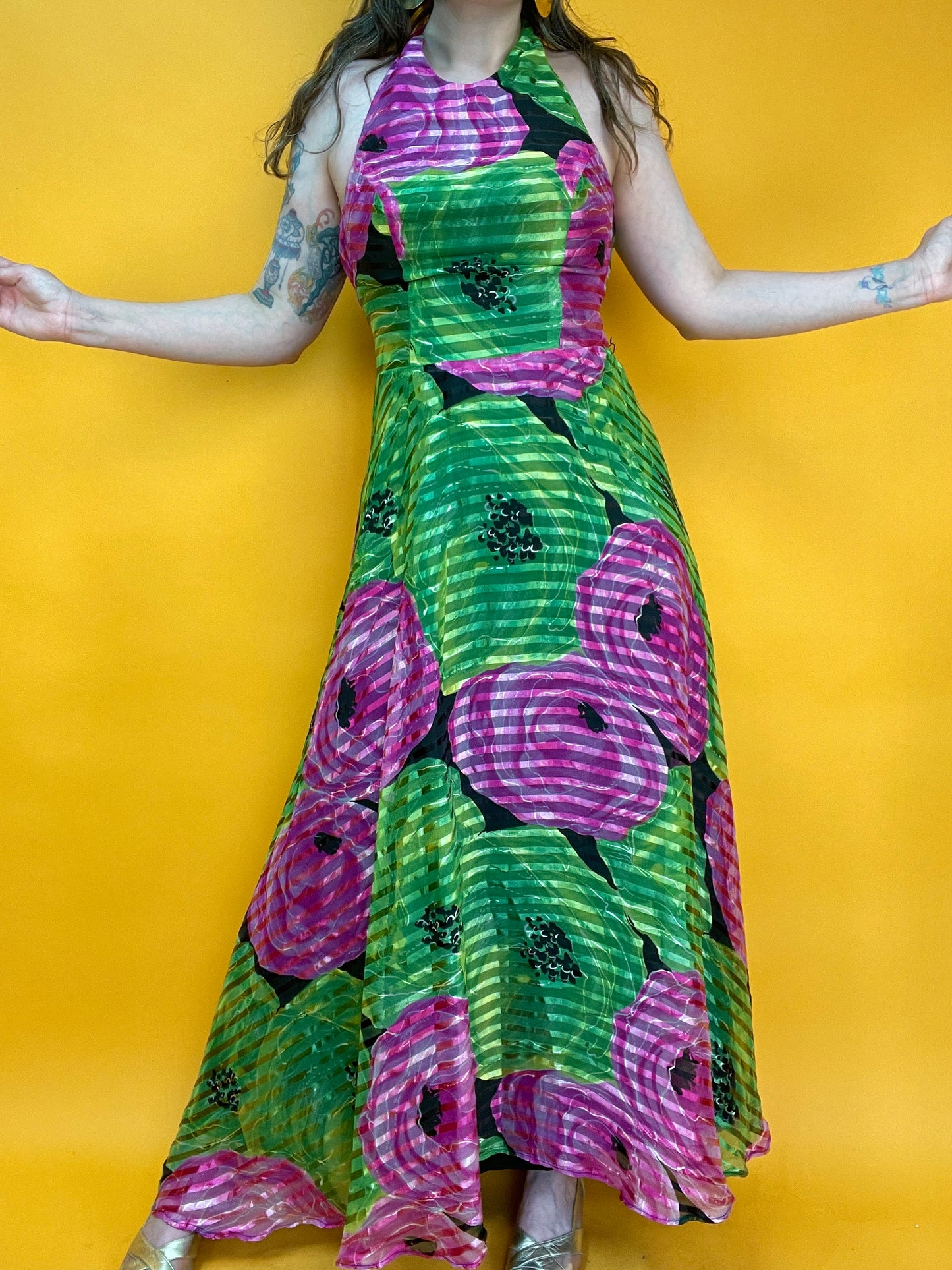 Exklusiv schimmerndes Neckholderkleid mit XXL Mohnblumenprint