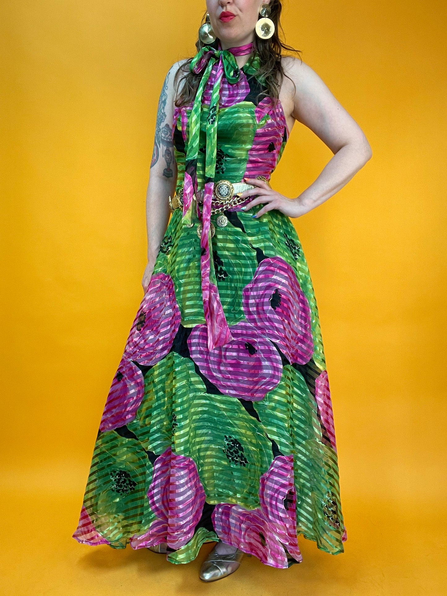 Exklusiv schimmerndes Neckholderkleid mit XXL Mohnblumenprint