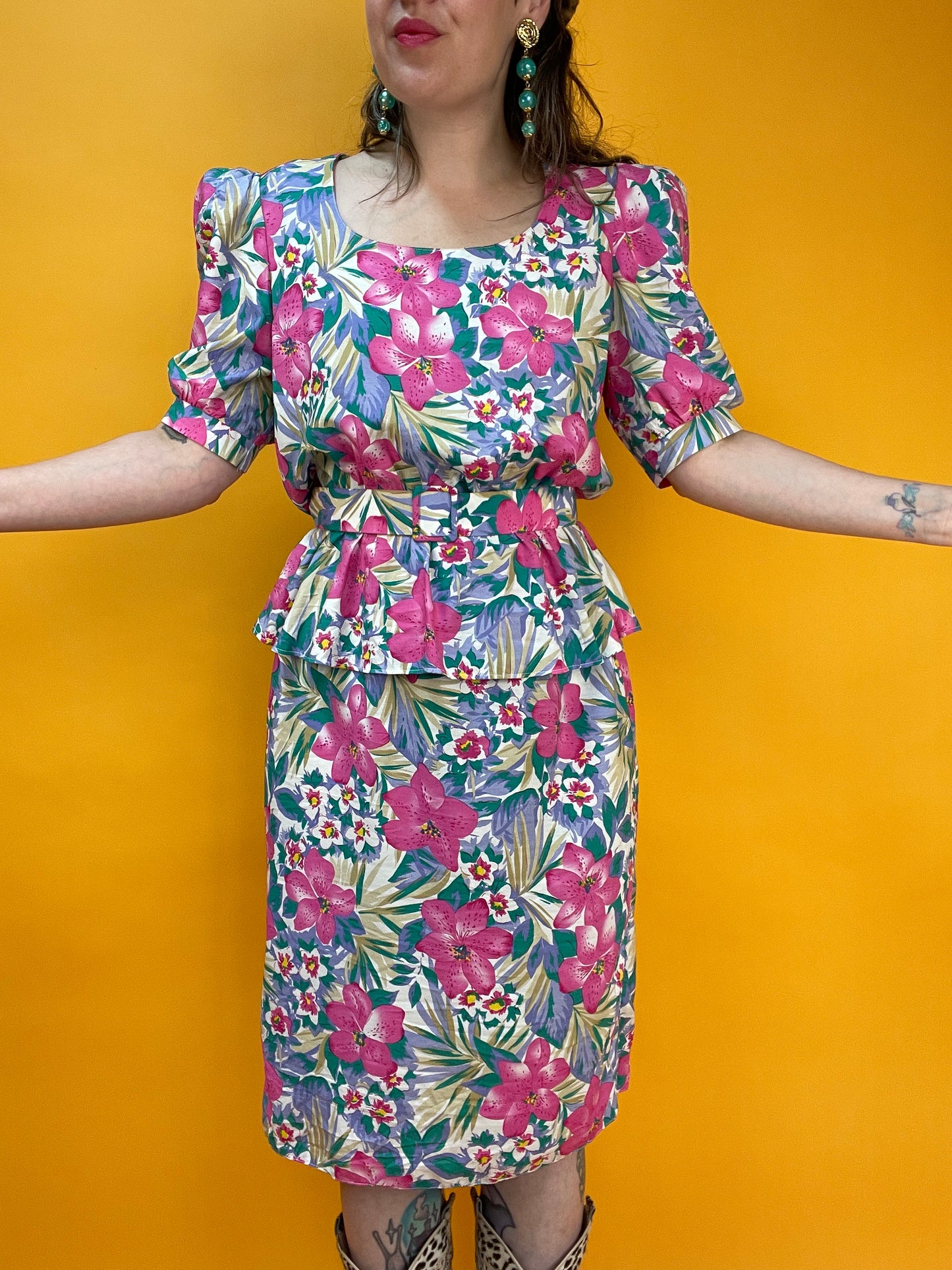Adrettes 80s Blümchenkleid mit Schößchen und Puffärmeln