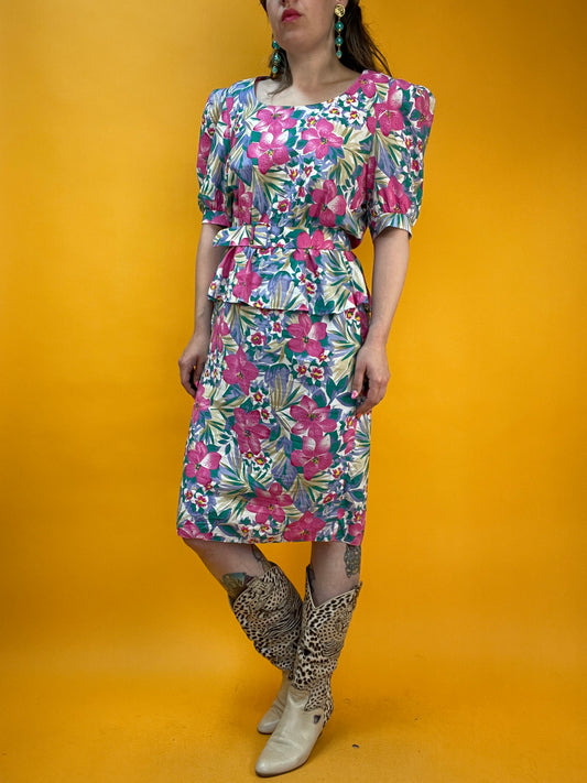 Adrettes 80s Blümchenkleid mit Schößchen und Puffärmeln