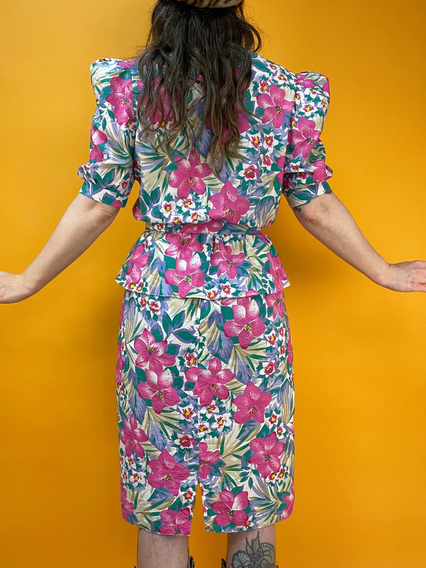 Adrettes 80s Blümchenkleid mit Schößchen und Puffärmeln