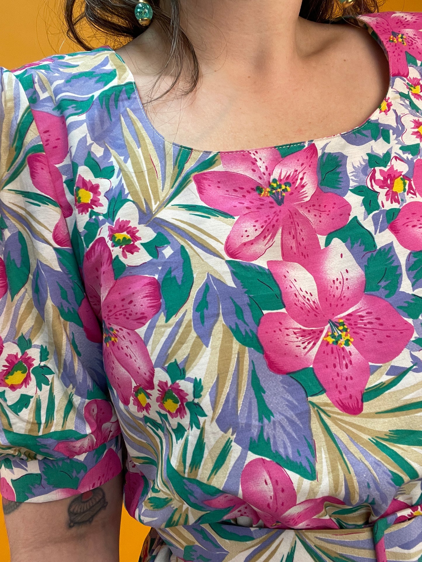 Adrettes 80s Blümchenkleid mit Schößchen und Puffärmeln