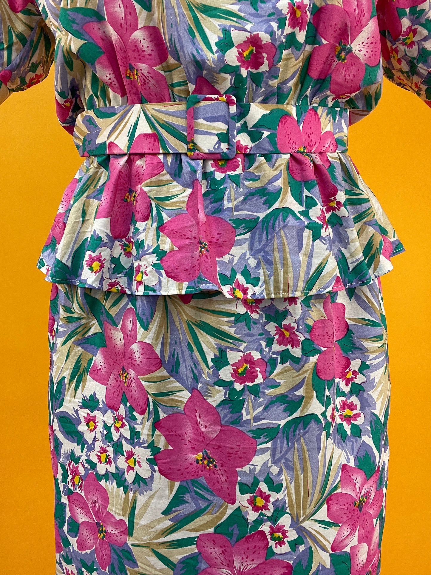 Adrettes 80s Blümchenkleid mit Schößchen und Puffärmeln