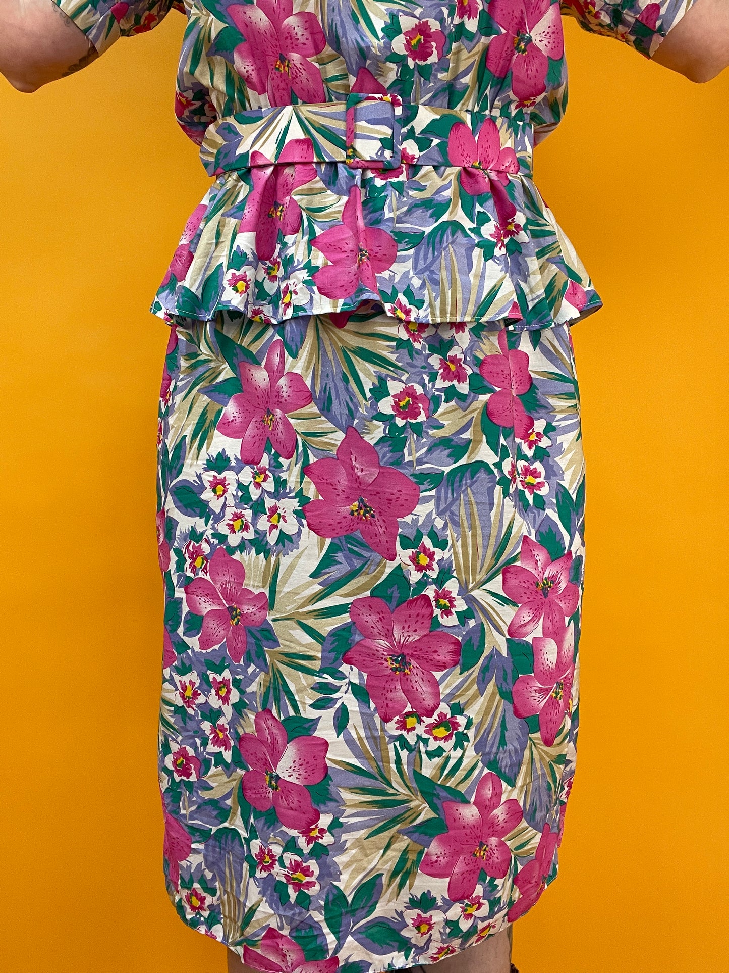 Adrettes 80s Blümchenkleid mit Schößchen und Puffärmeln