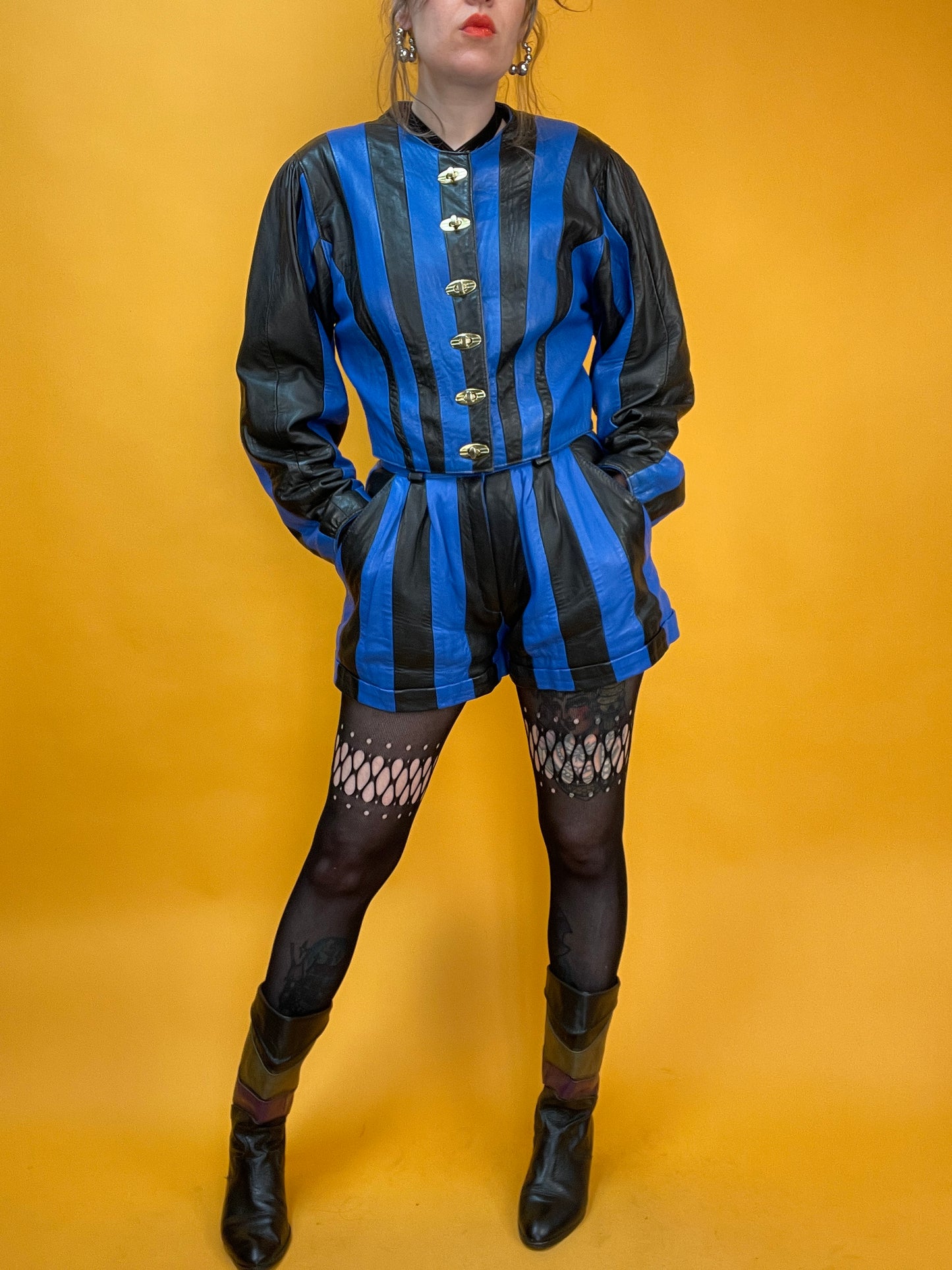 Showstopper 80s Leder Zweiteiler in schwarz-blauem Streifenpatchwork