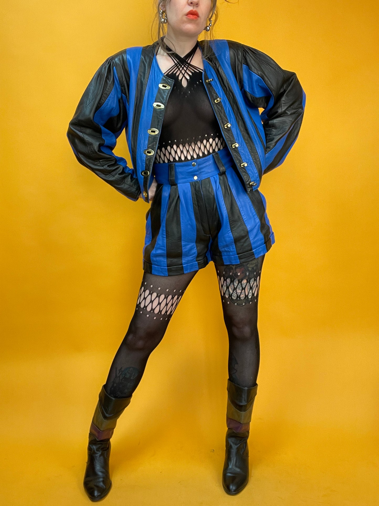 Showstopper 80s Leder Zweiteiler in schwarz-blauem Streifenpatchwork