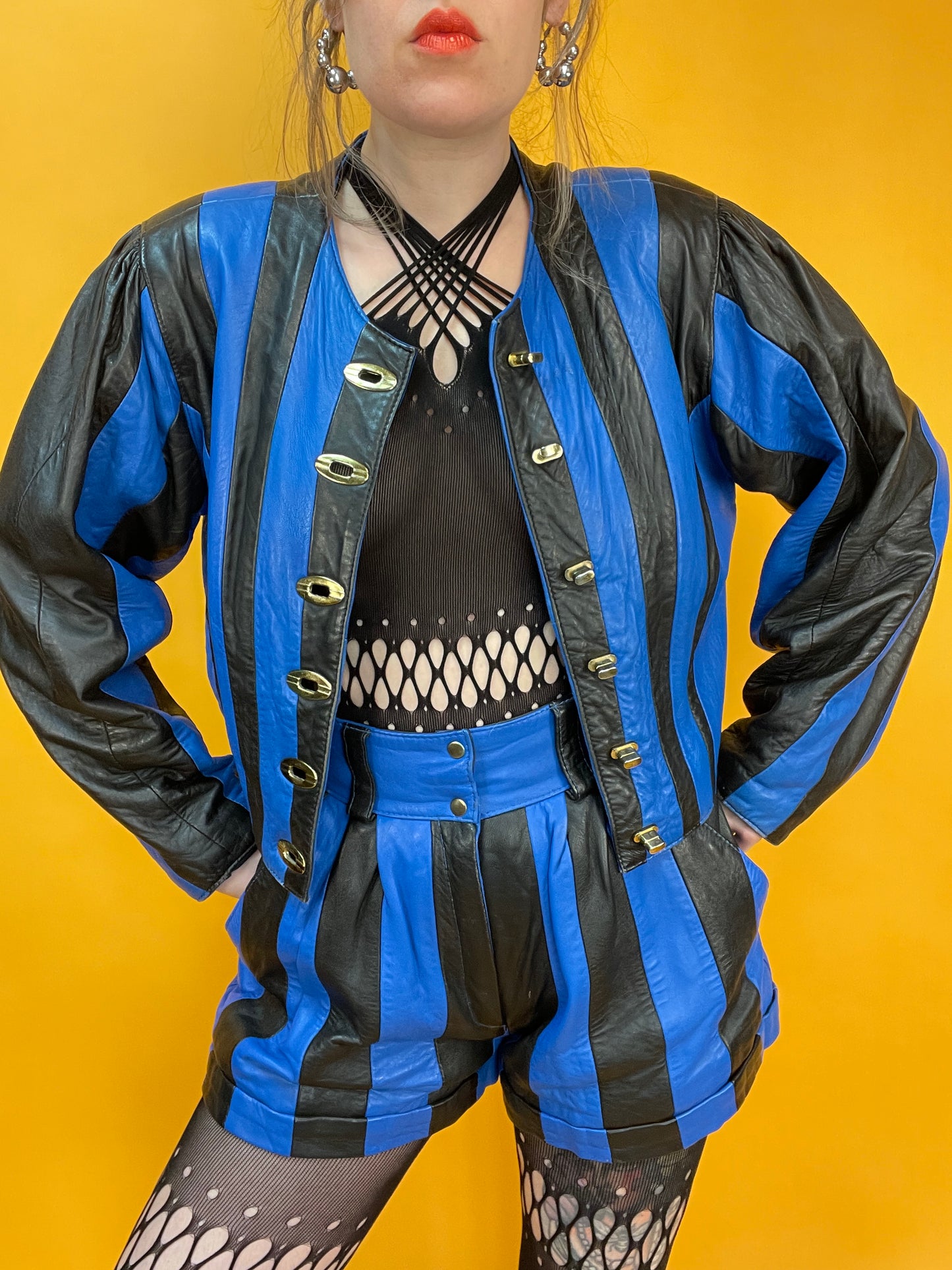 Showstopper 80s Leder Zweiteiler in schwarz-blauem Streifenpatchwork