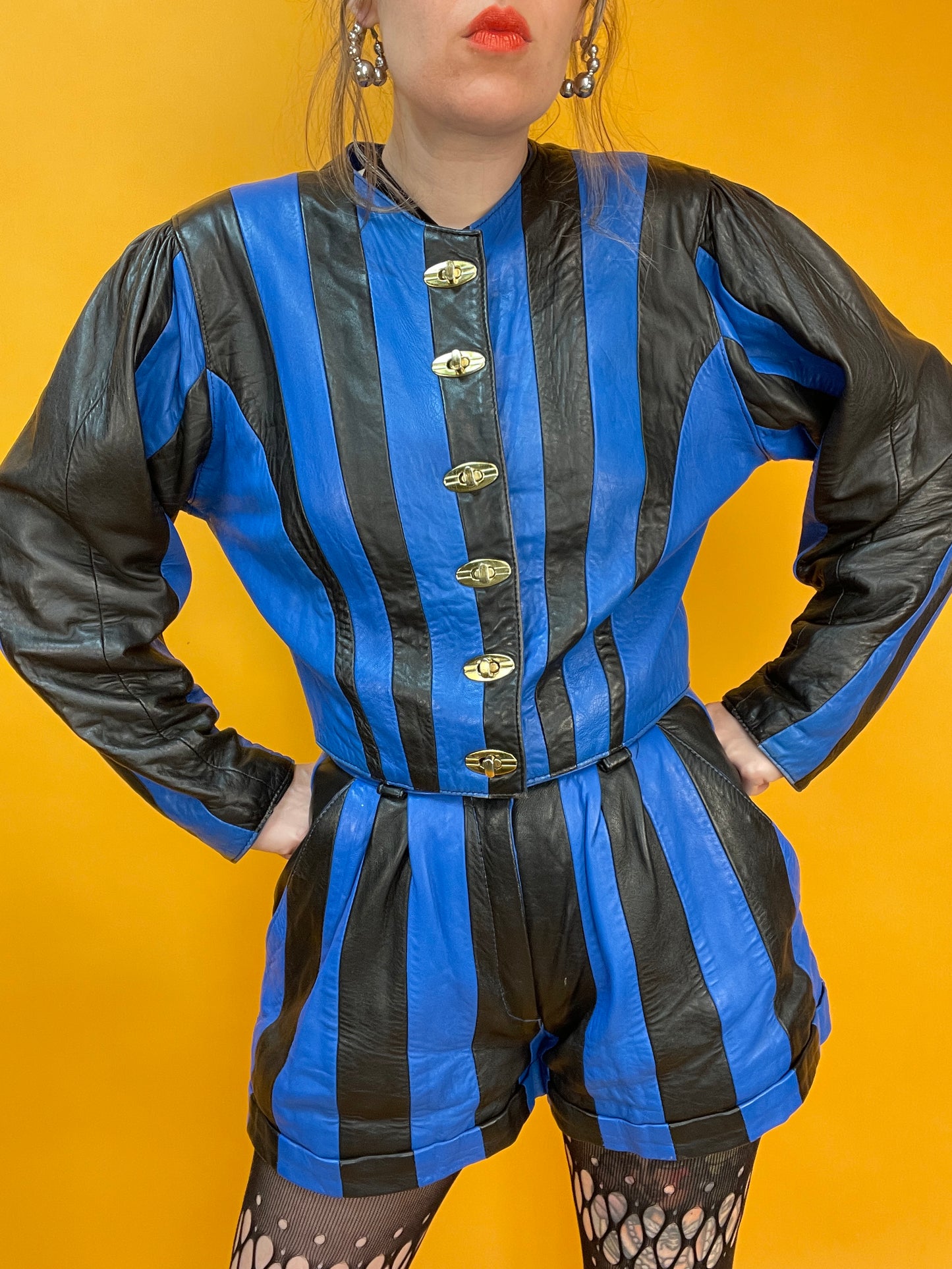 Showstopper 80s Leder Zweiteiler in schwarz-blauem Streifenpatchwork