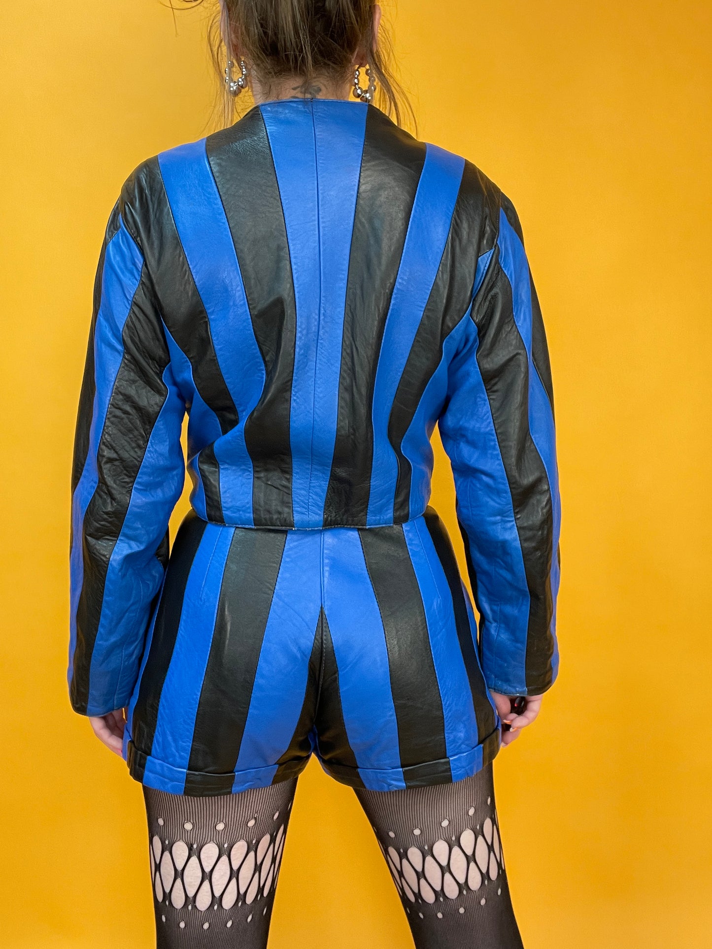 Showstopper 80s Leder Zweiteiler in schwarz-blauem Streifenpatchwork