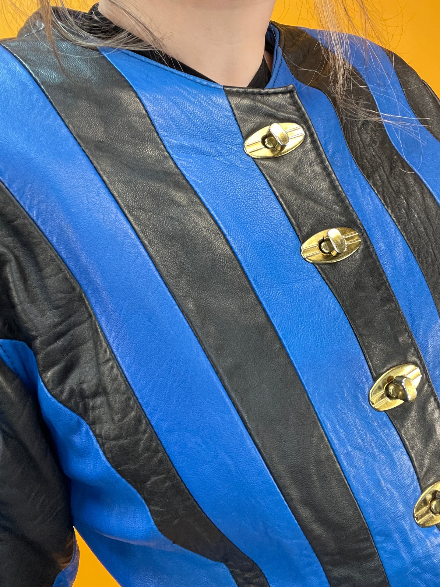 Showstopper 80s Leder Zweiteiler in schwarz-blauem Streifenpatchwork