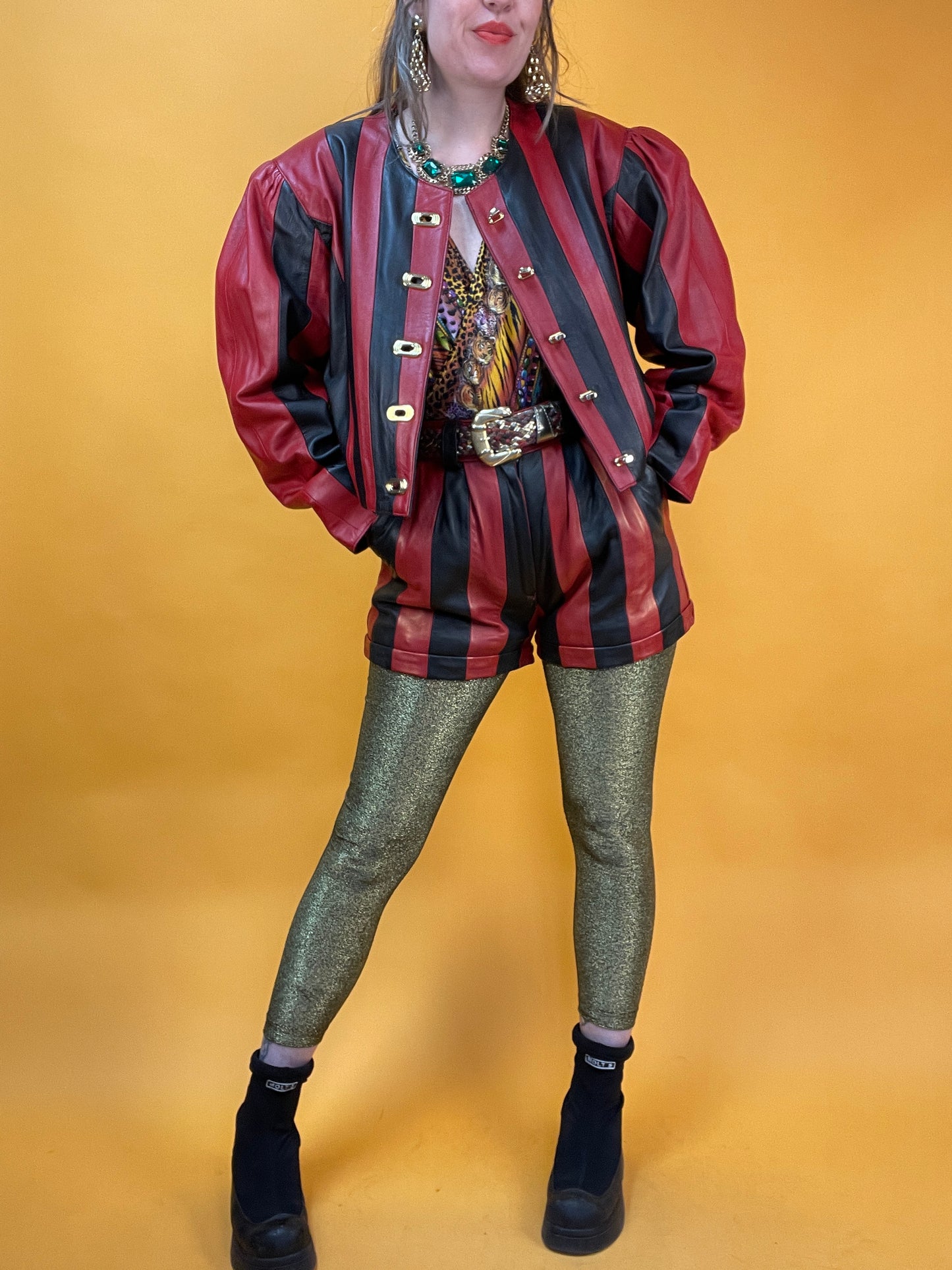 Showstopper 80s Leder Zweiteiler in schwarz-rotem Streifenpatchwork