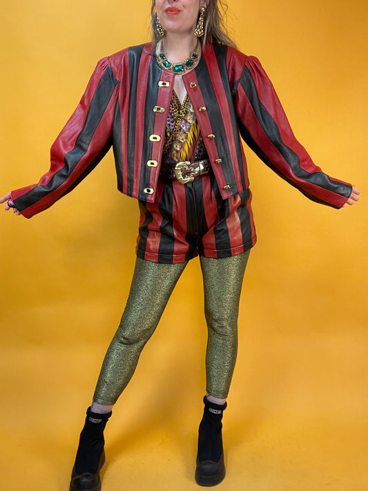 Showstopper 80s Leder Zweiteiler in schwarz-rotem Streifenpatchwork