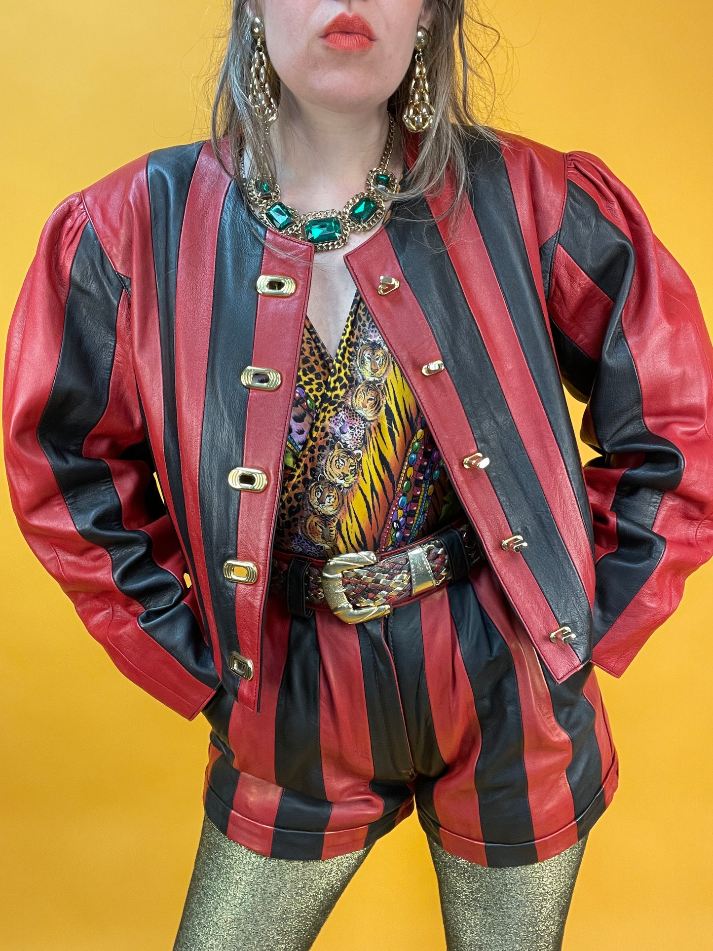 Showstopper 80s Leder Zweiteiler in schwarz-rotem Streifenpatchwork