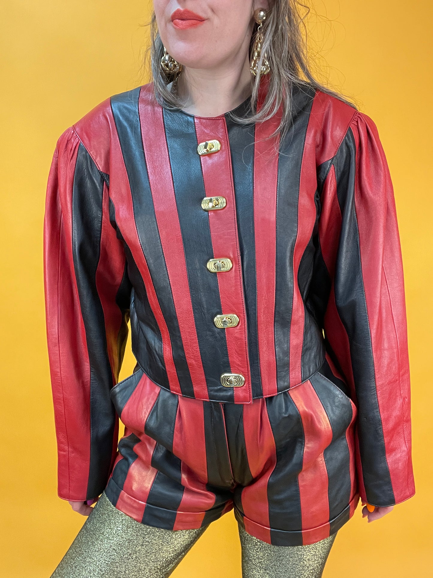 Showstopper 80s Leder Zweiteiler in schwarz-rotem Streifenpatchwork