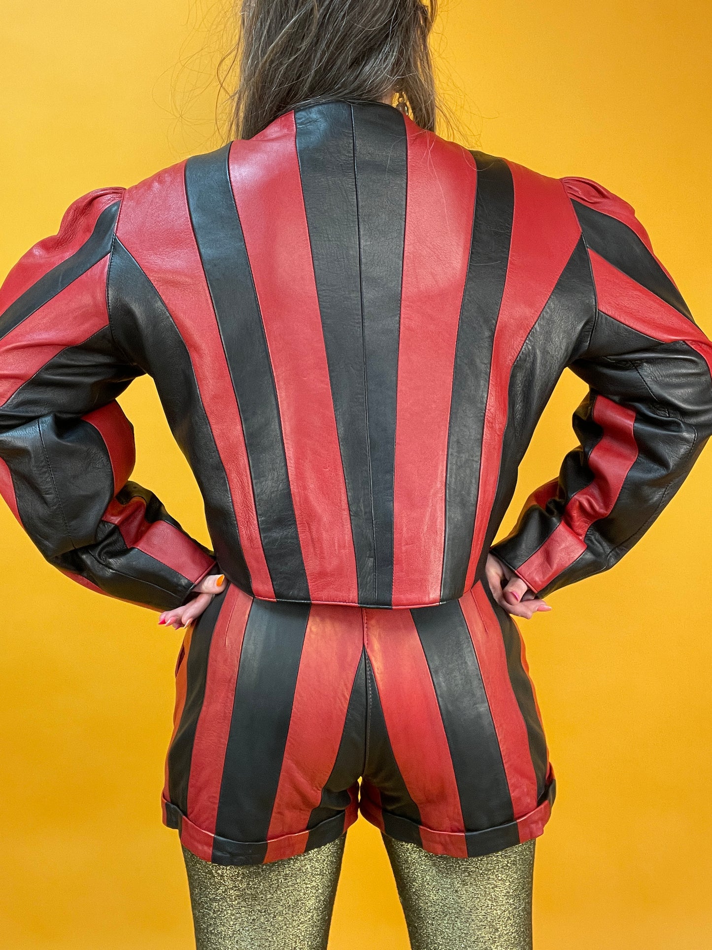Showstopper 80s Leder Zweiteiler in schwarz-rotem Streifenpatchwork
