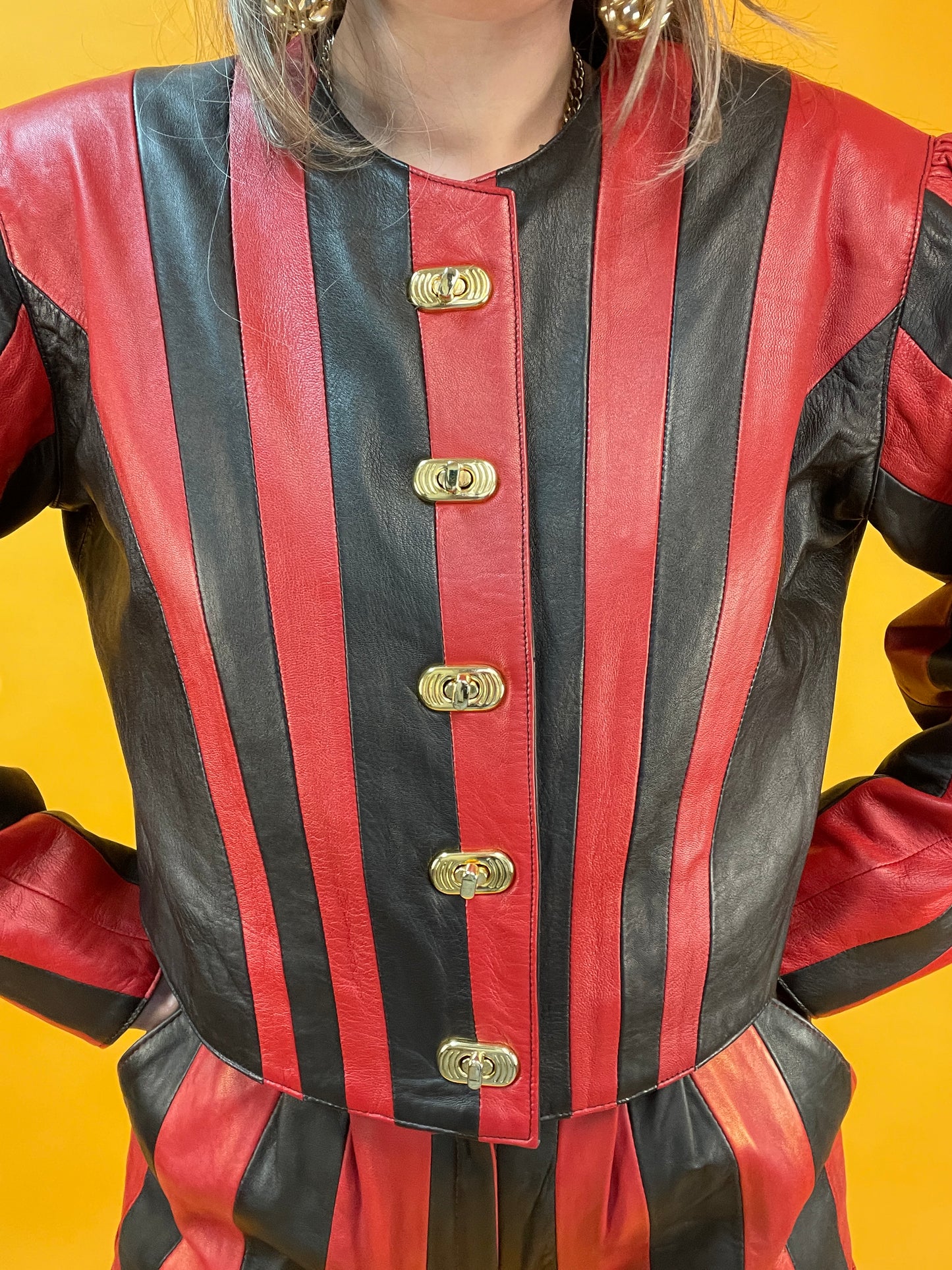 Showstopper 80s Leder Zweiteiler in schwarz-rotem Streifenpatchwork