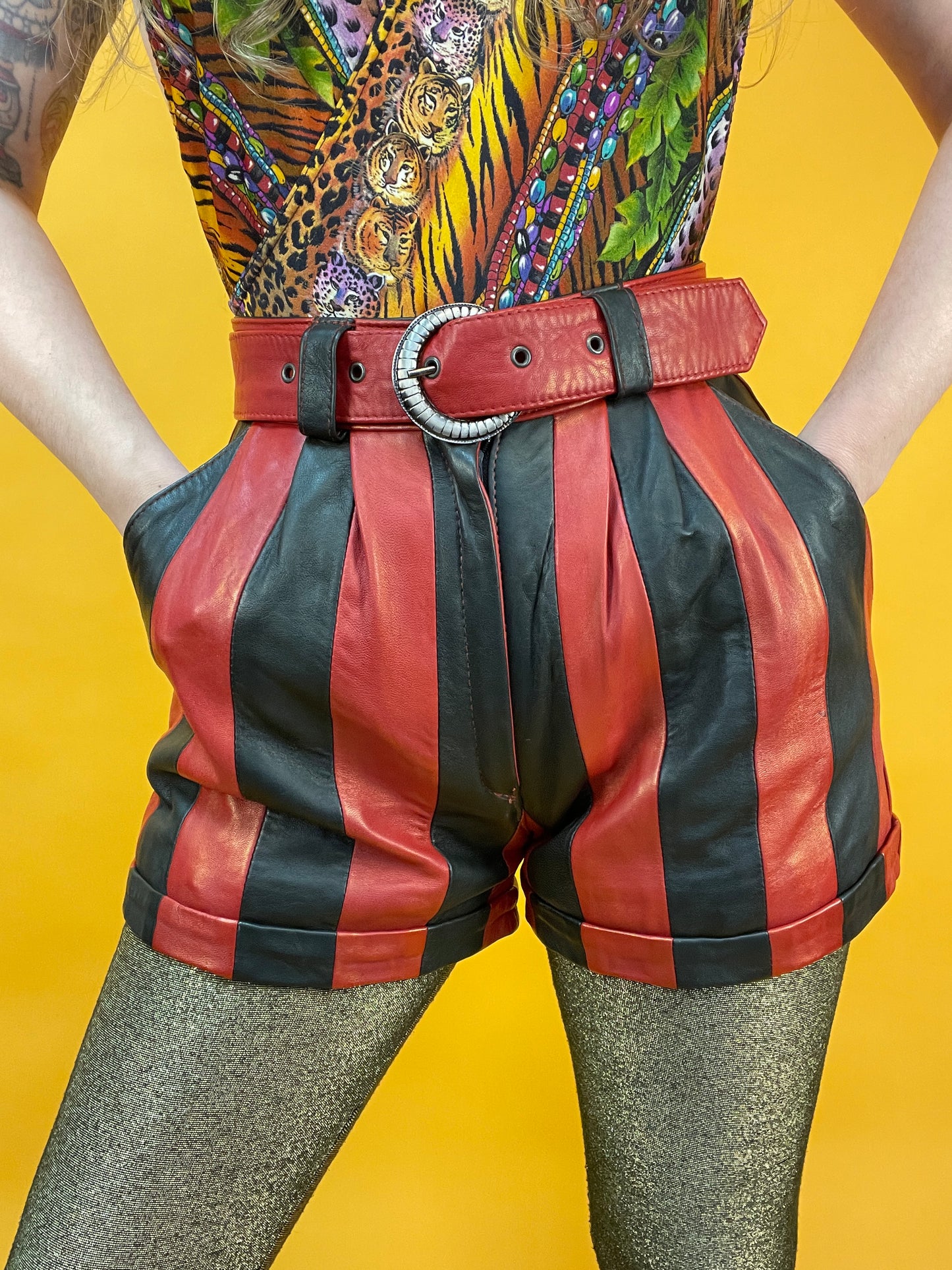 Showstopper 80s Leder Zweiteiler in schwarz-rotem Streifenpatchwork