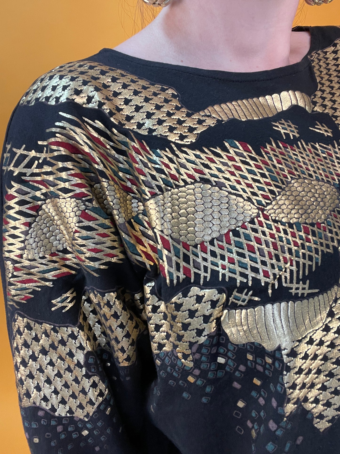 Glamouröses Longsleeve mit goldener Schlange in Hahnentrittprint