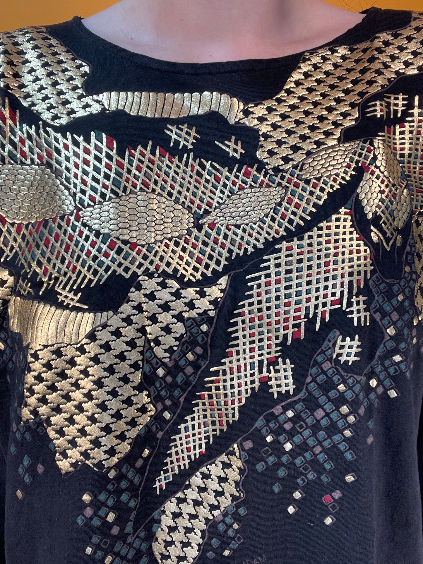Glamouröses Longsleeve mit goldener Schlange in Hahnentrittprint