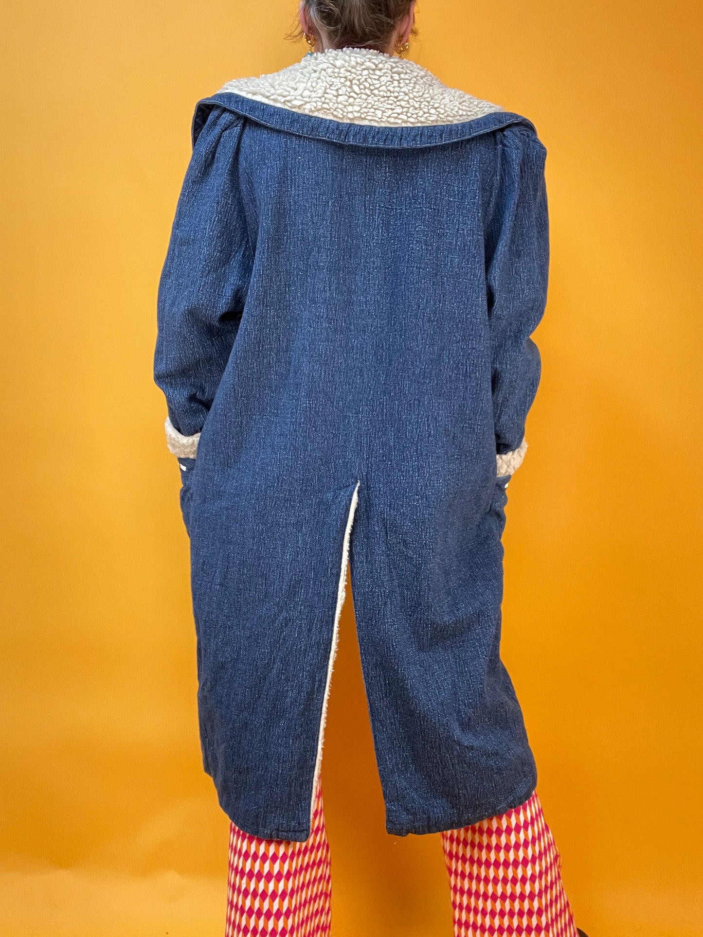 Handmade Denimmantel mit Kunstfellbesatz