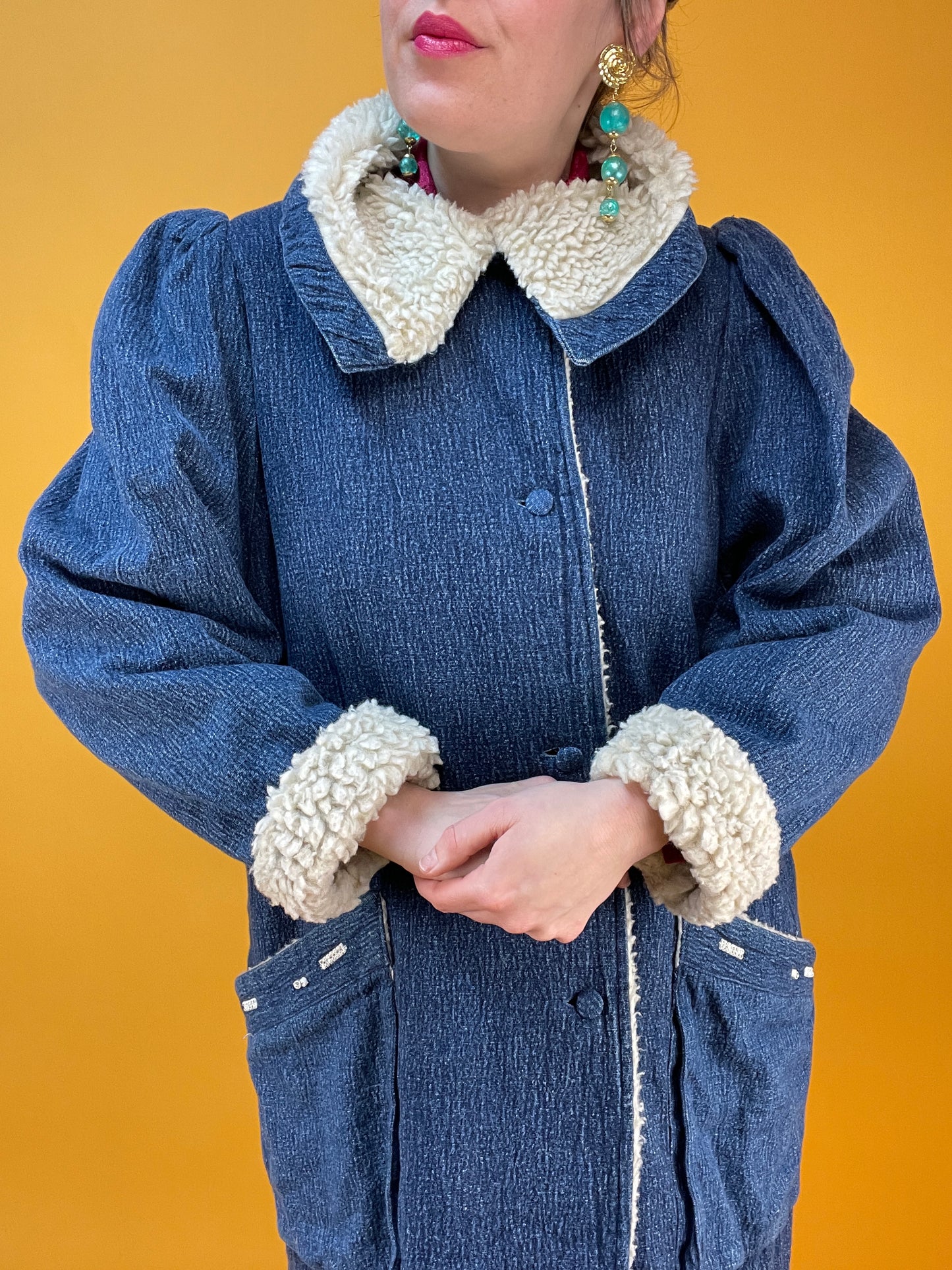 Handmade Denimmantel mit Kunstfellbesatz