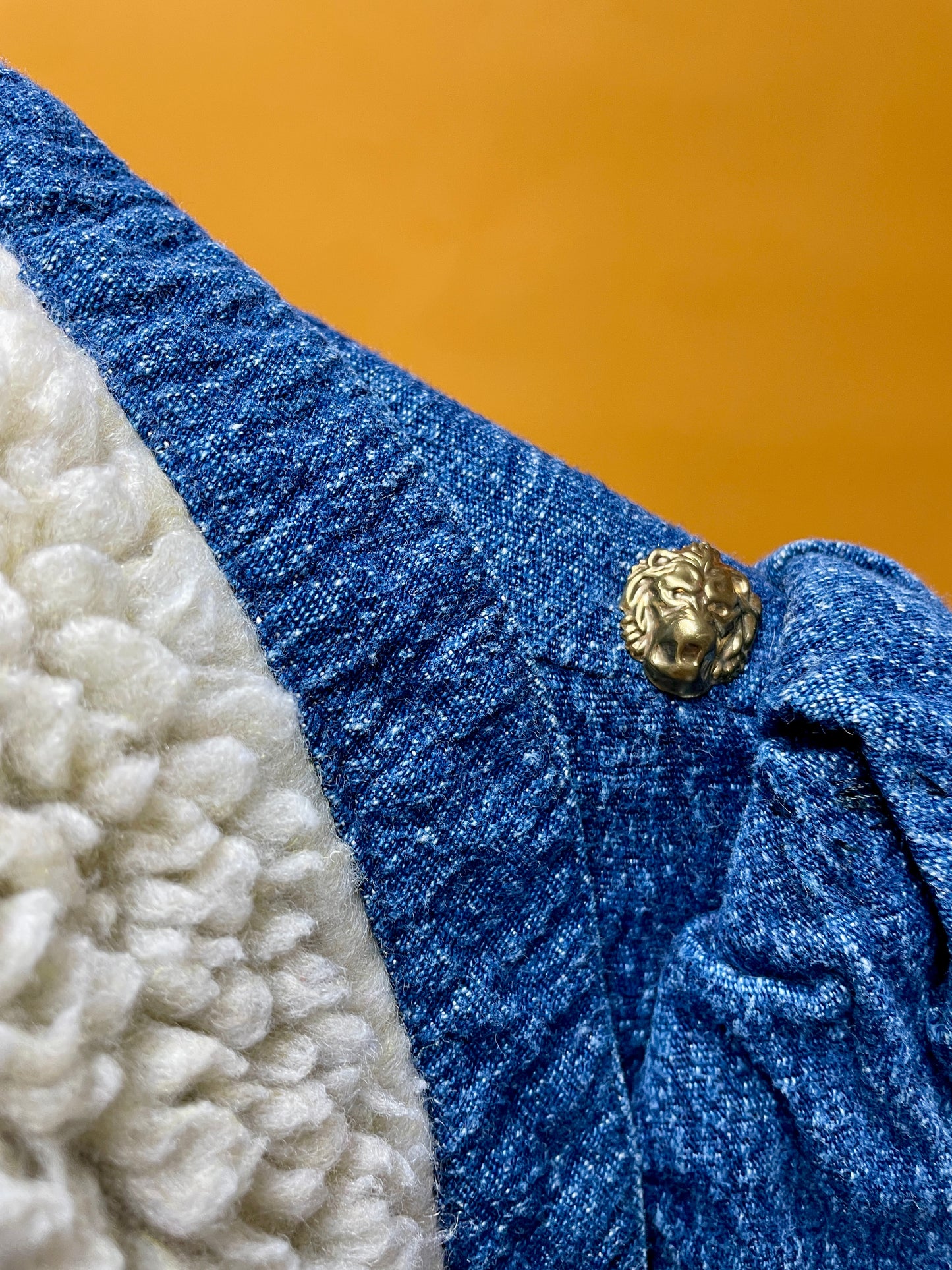 Handmade Denimmantel mit Kunstfellbesatz