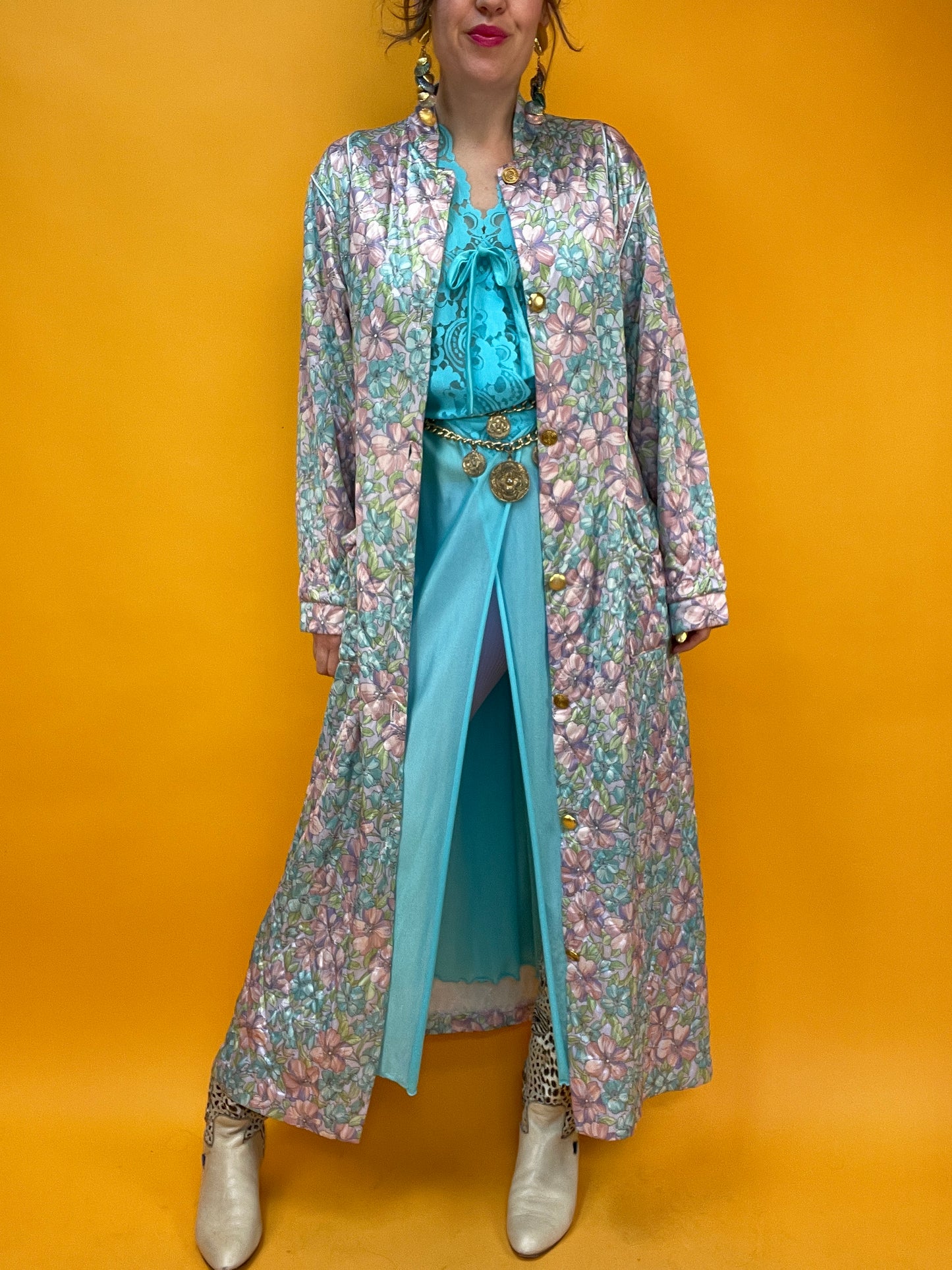 Famoser 70s Morgenmantel mit satinhaft schimmerndem Pastellblumen-Print