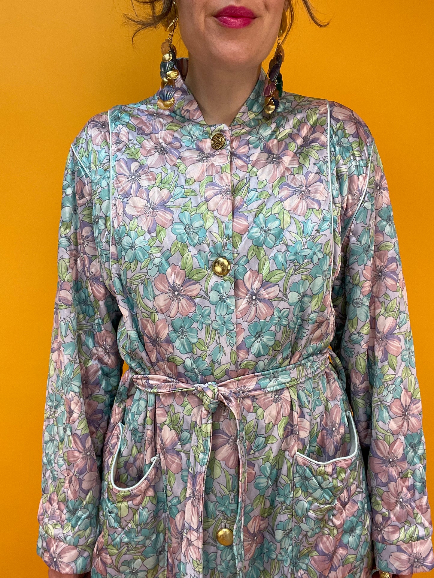 Famoser 70s Morgenmantel mit satinhaft schimmerndem Pastellblumen-Print